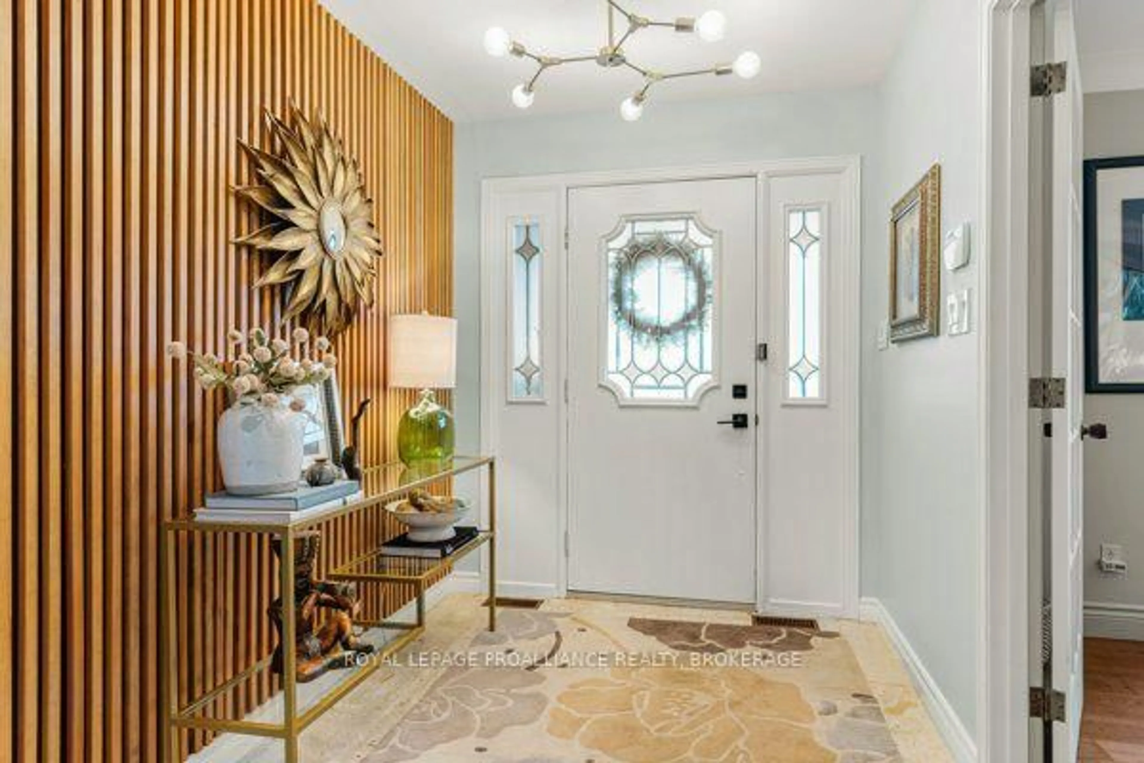 Indoor entryway for 1102 Burnside Dr, Augusta Ontario K6V 5T1