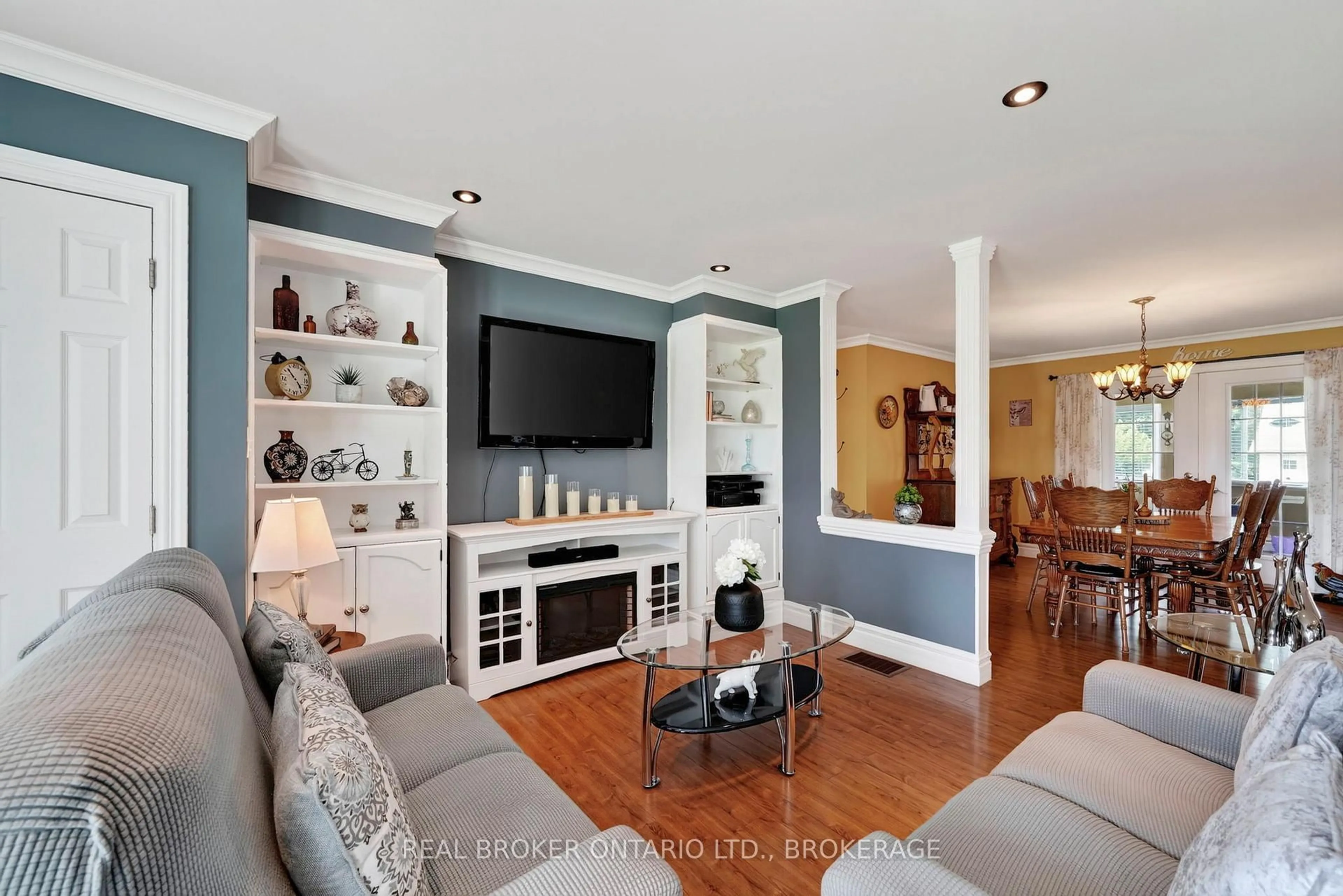 Living room with furniture, unknown for 18523 Kenyon Conc Rd 1 Rd, North Glengarry Ontario K0C 1B0