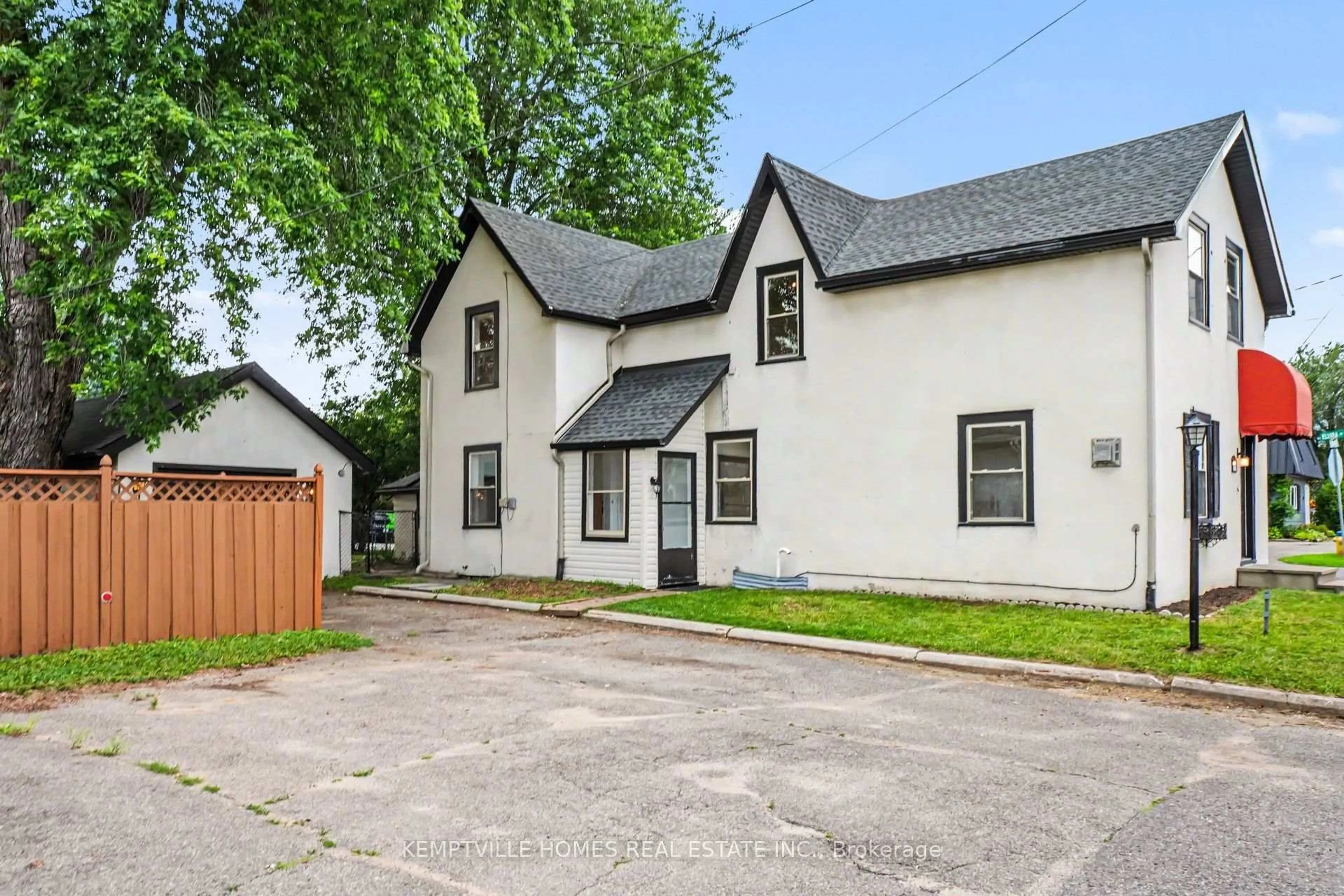 A pic from outside/outdoor area/front of a property/back of a property/a pic from drone, street for 616 RIDEAU St, North Grenville Ontario K0G 1J0