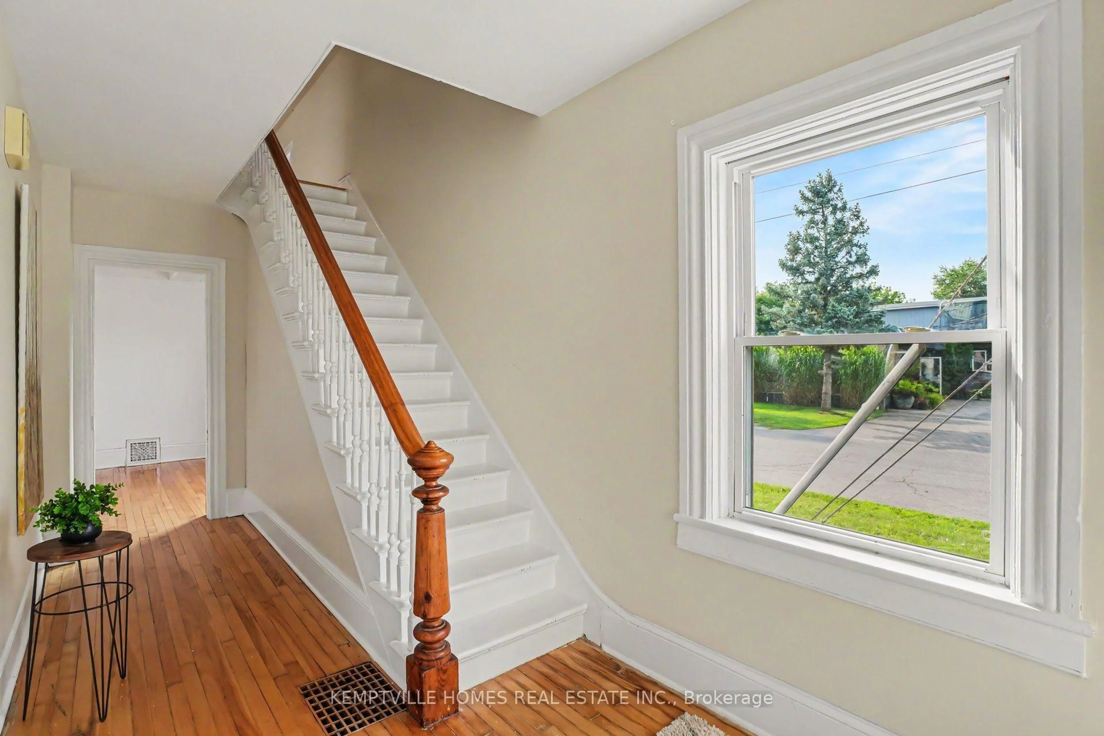 Indoor entryway for 616 RIDEAU St, North Grenville Ontario K0G 1J0