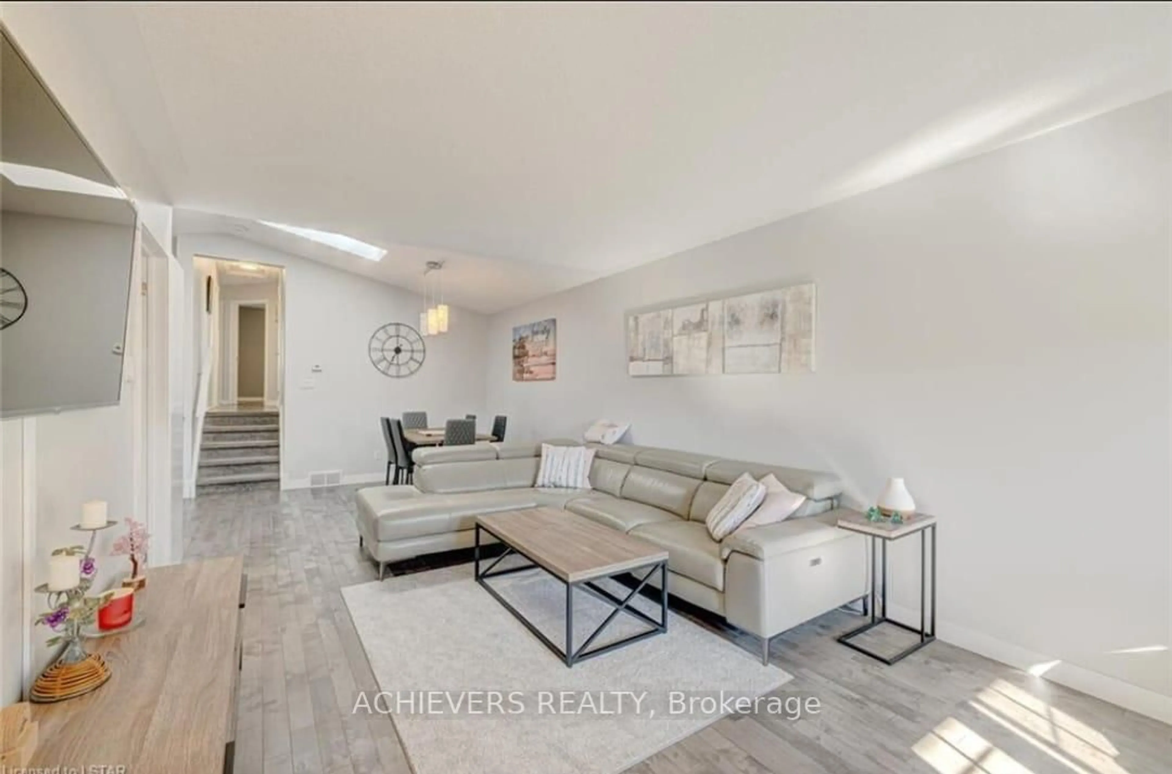 Living room with furniture, unknown for 1402 Baycliffe Pl, London East Ontario N5Y 5N5
