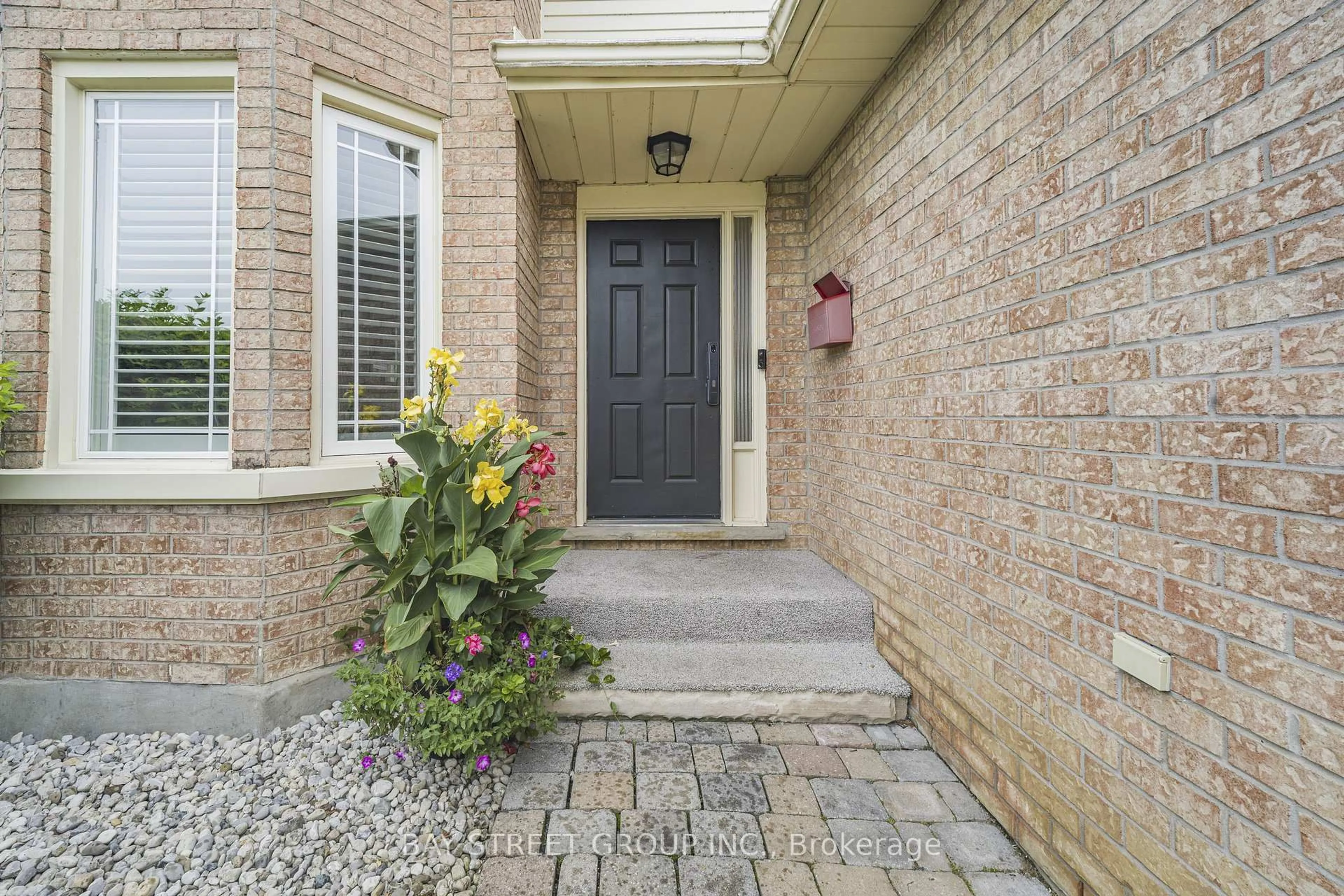 Indoor entryway for 11 Coleman Crt, Thorold Ontario L2V 4W3