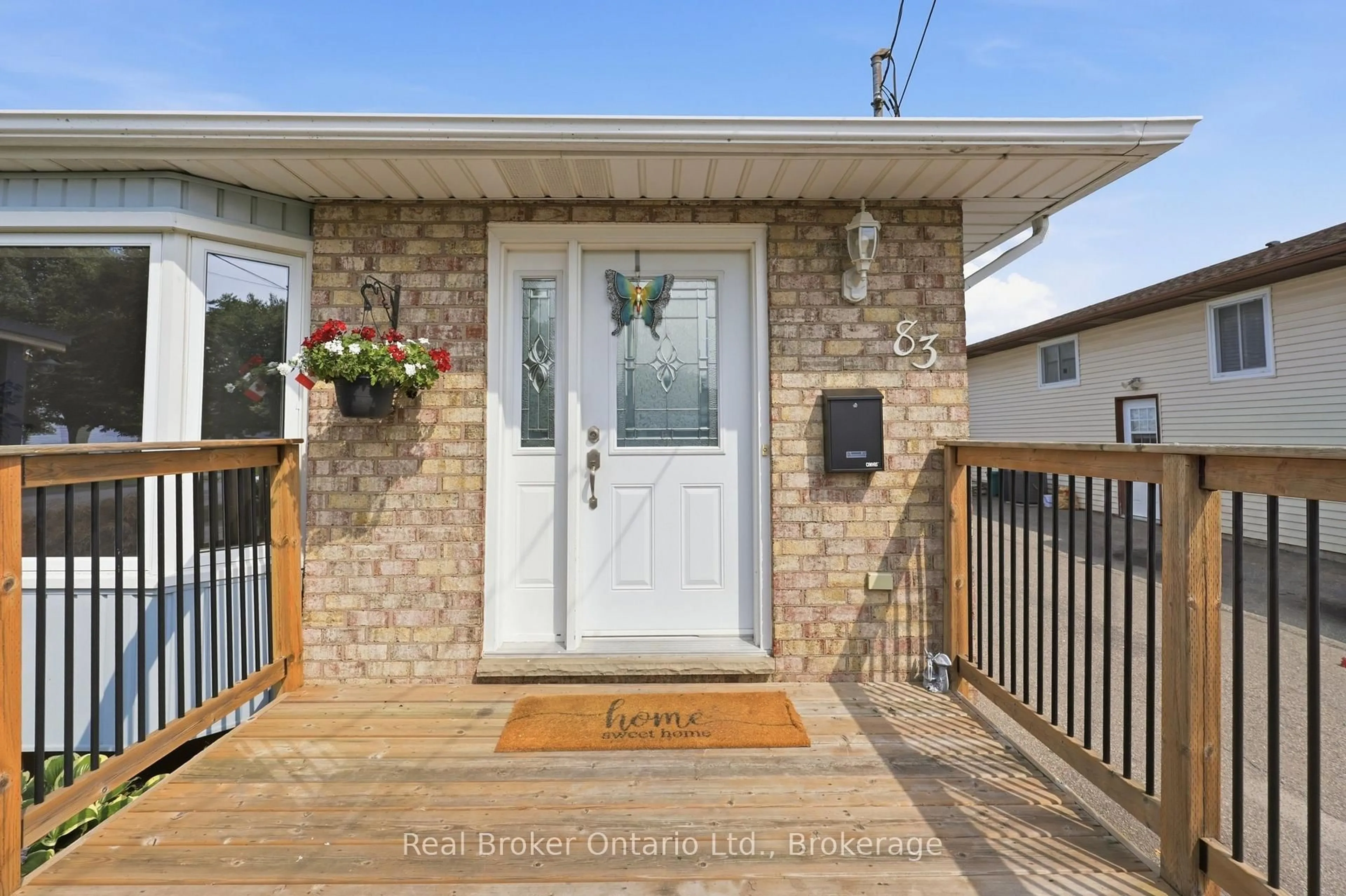 Indoor entryway for 83 Commercial St, Welland Ontario L3B 5Y8