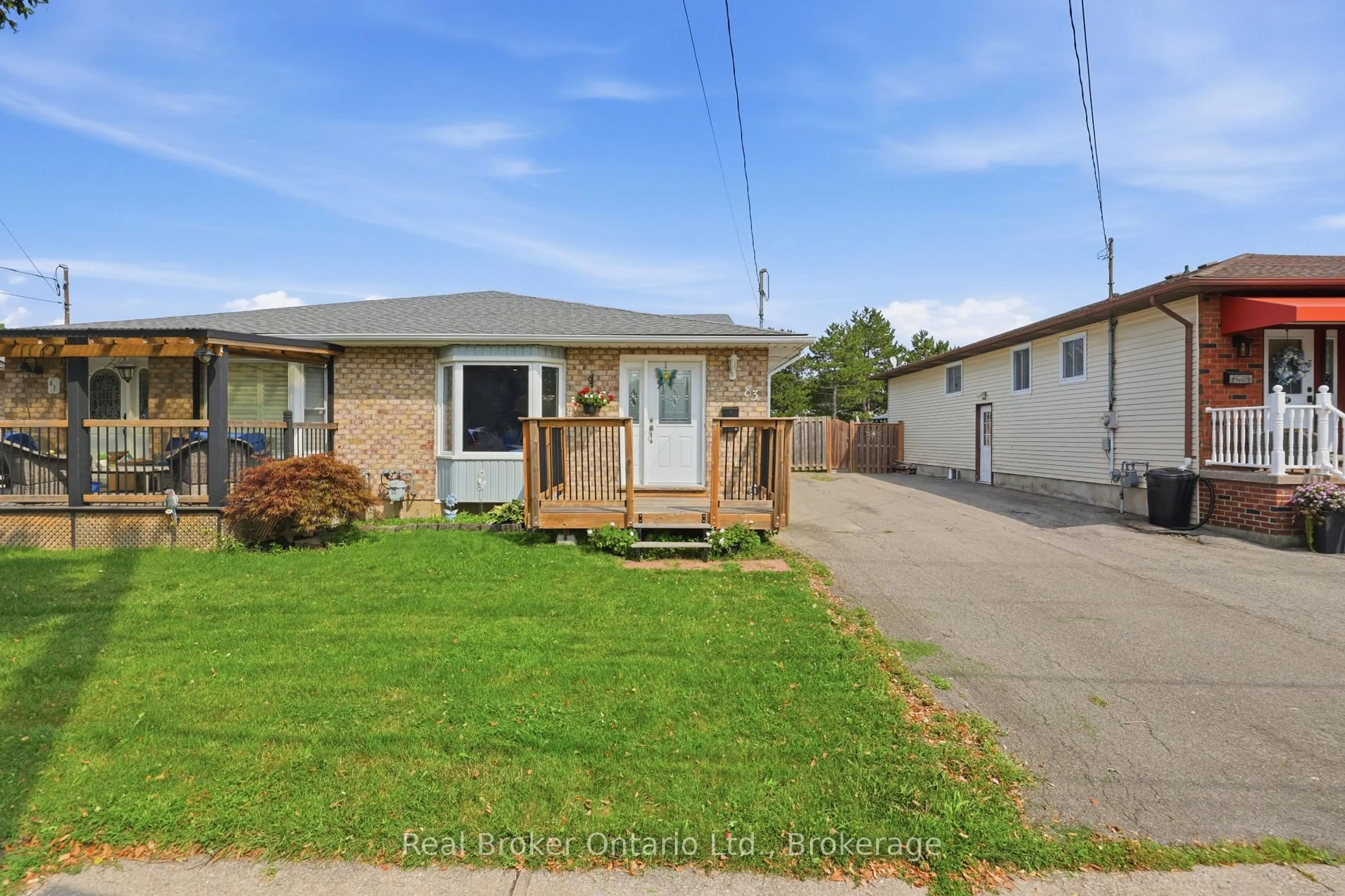 A pic from outside/outdoor area/front of a property/back of a property/a pic from drone, street for 83 Commercial St, Welland Ontario L3B 5Y8