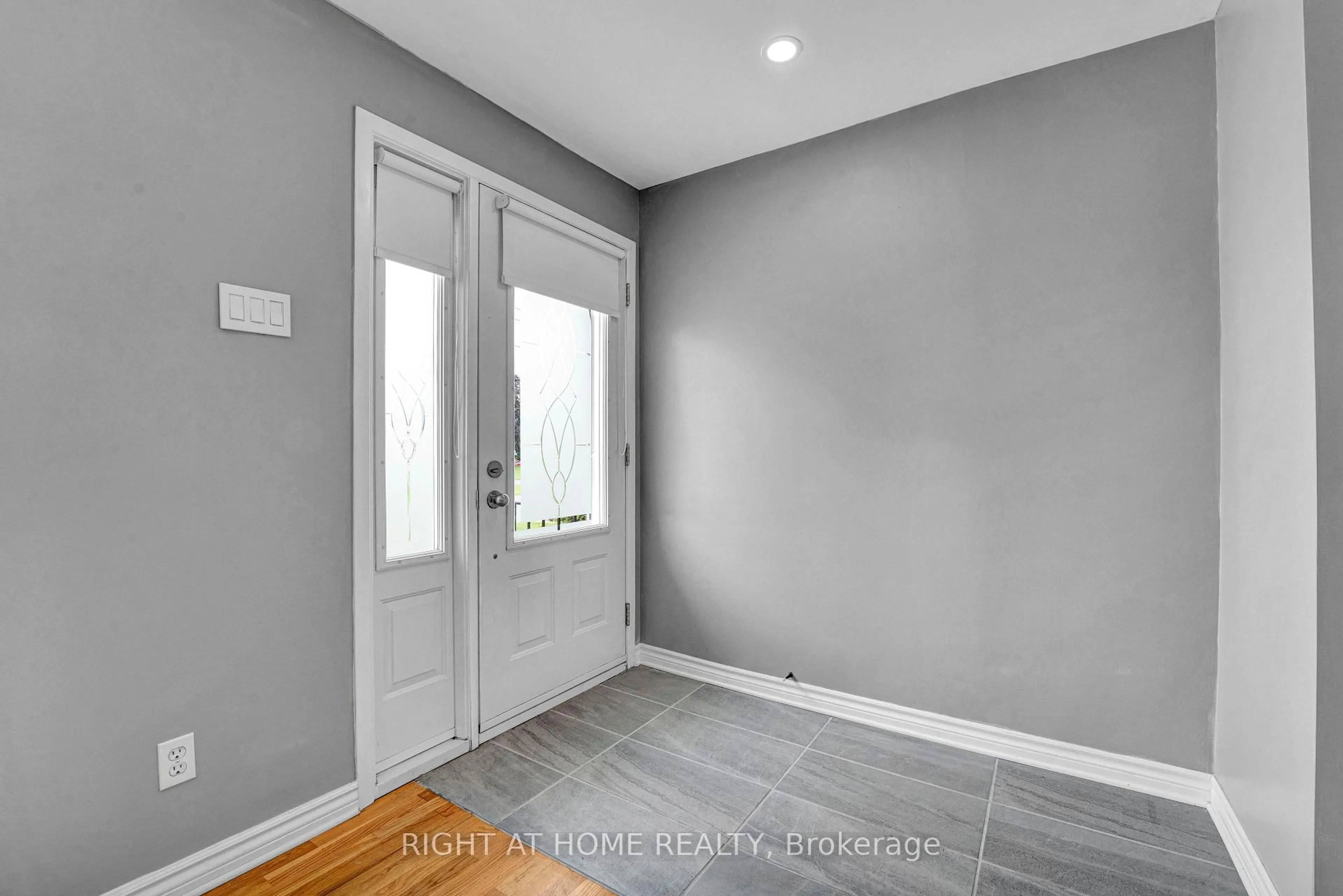 Indoor entryway for 987 St Jacques St, Clarence-Rockland Ontario K4K 1C1