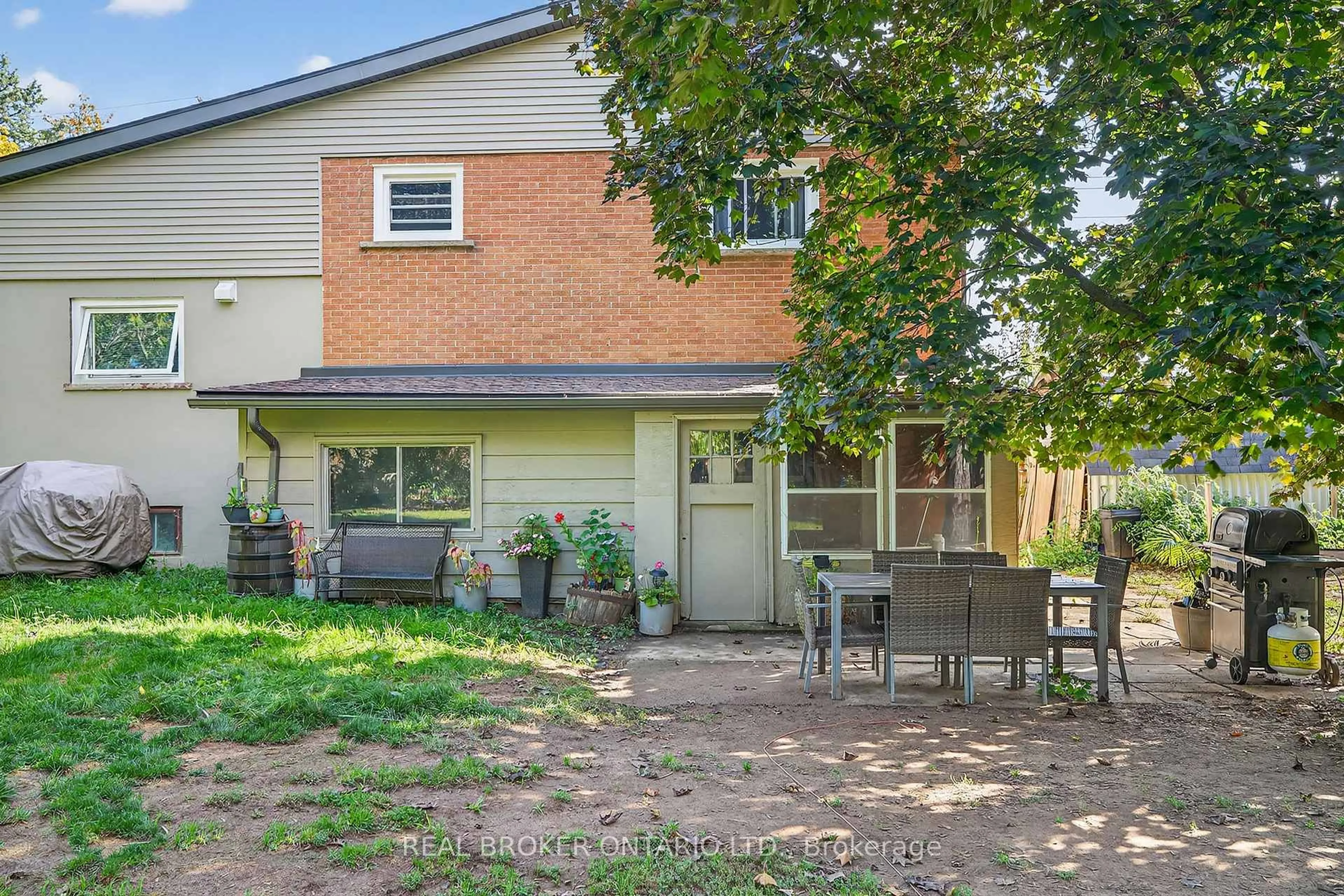 Patio, street for 312 Old Guelph Rd, Hamilton Ontario L9H 5W4