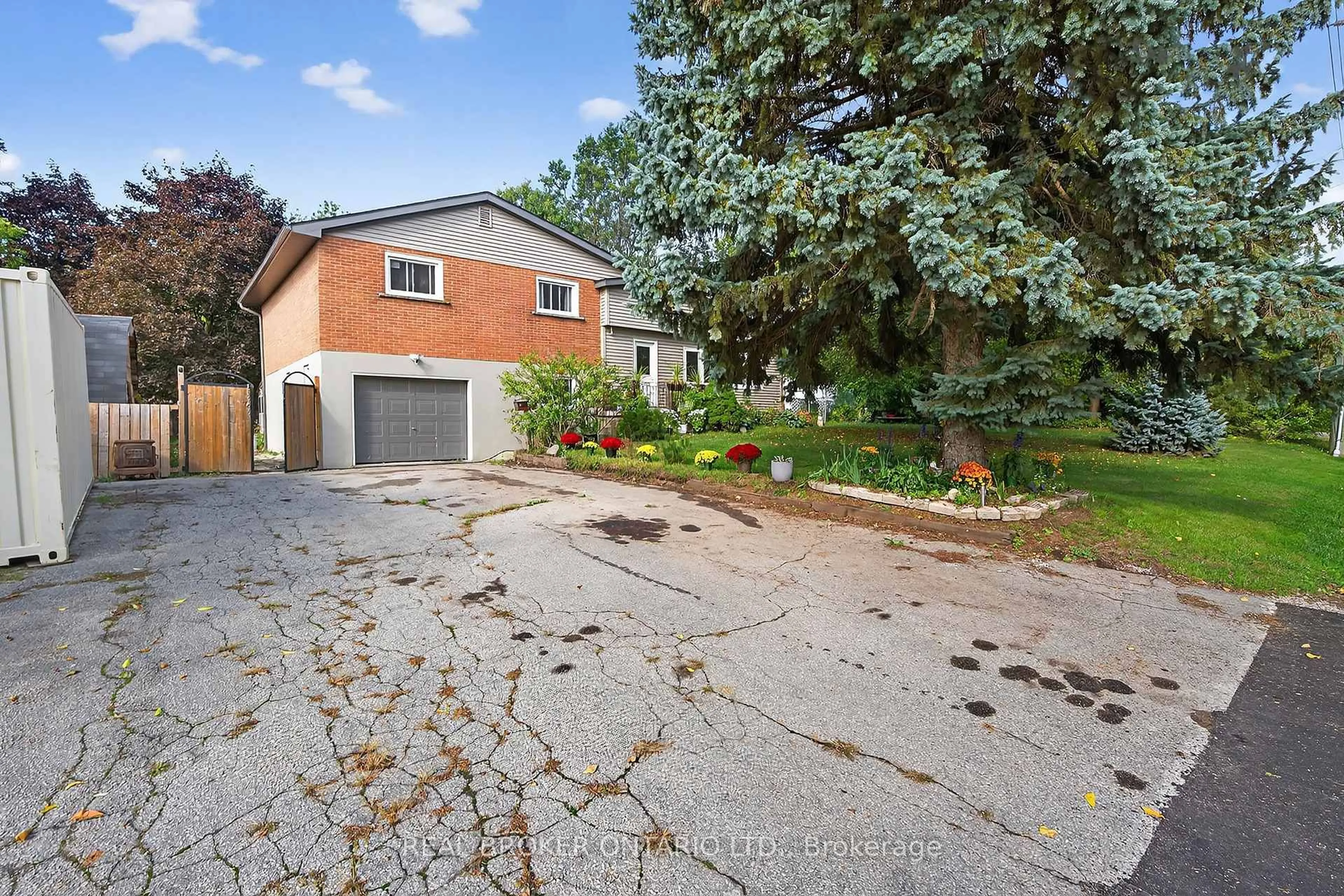 A pic from outside/outdoor area/front of a property/back of a property/a pic from drone, street for 312 Old Guelph Rd, Hamilton Ontario L9H 5W4