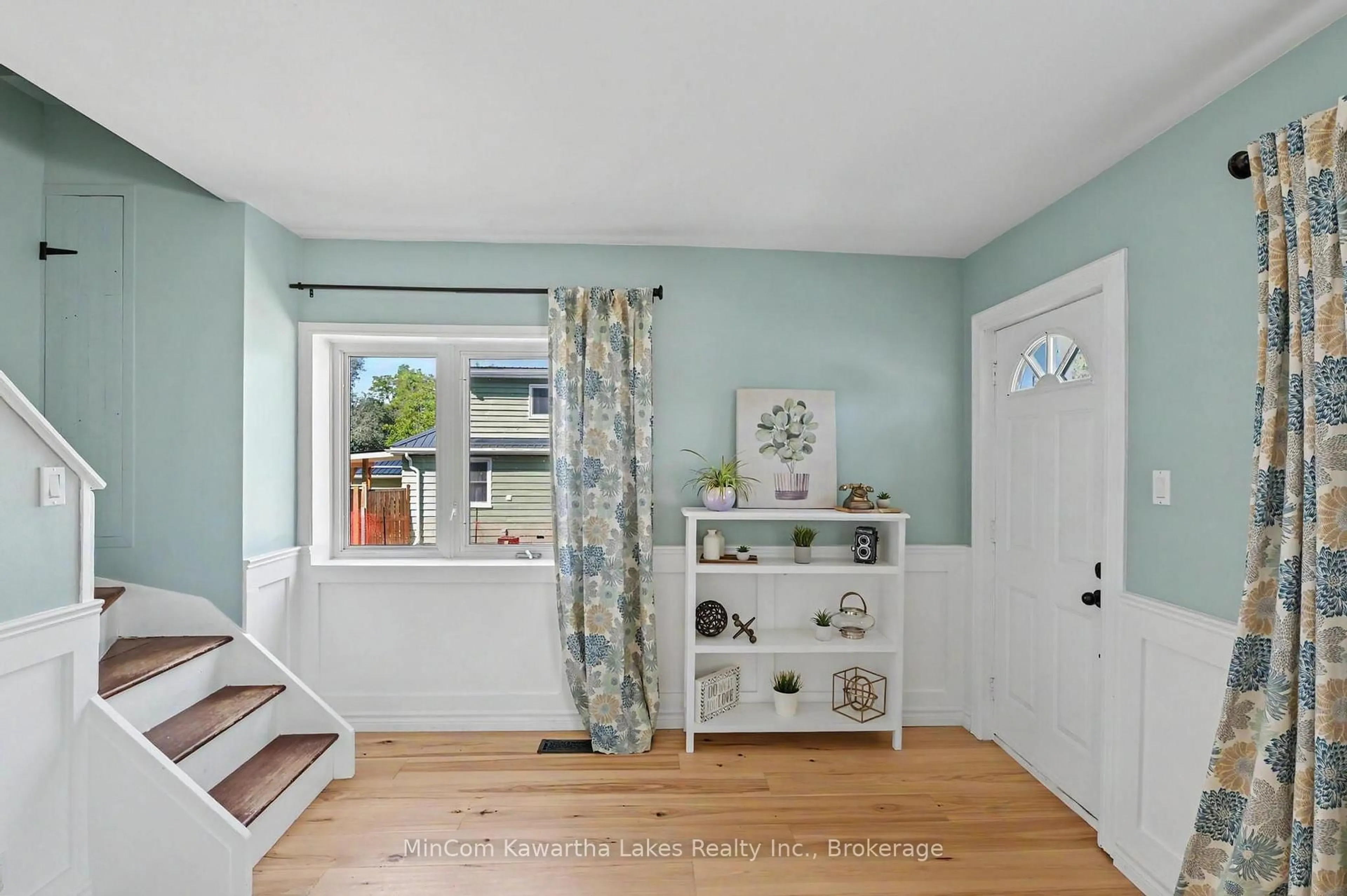 Indoor entryway for 337 EUCLID Ave, Peterborough Ontario K9H 1M5