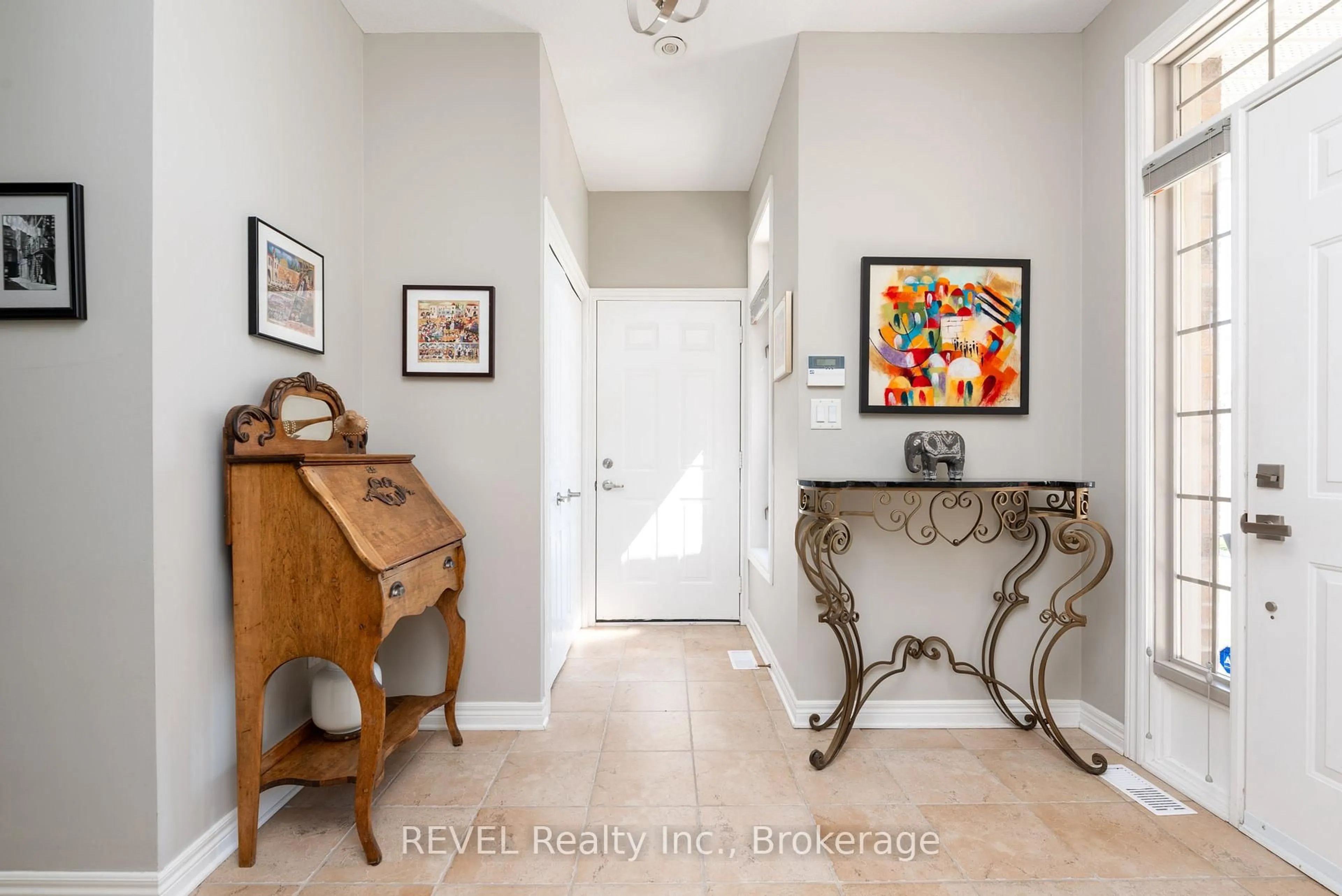 Indoor entryway for 139 Glendale Ave #1, St. Catharines Ontario L2T 2K2