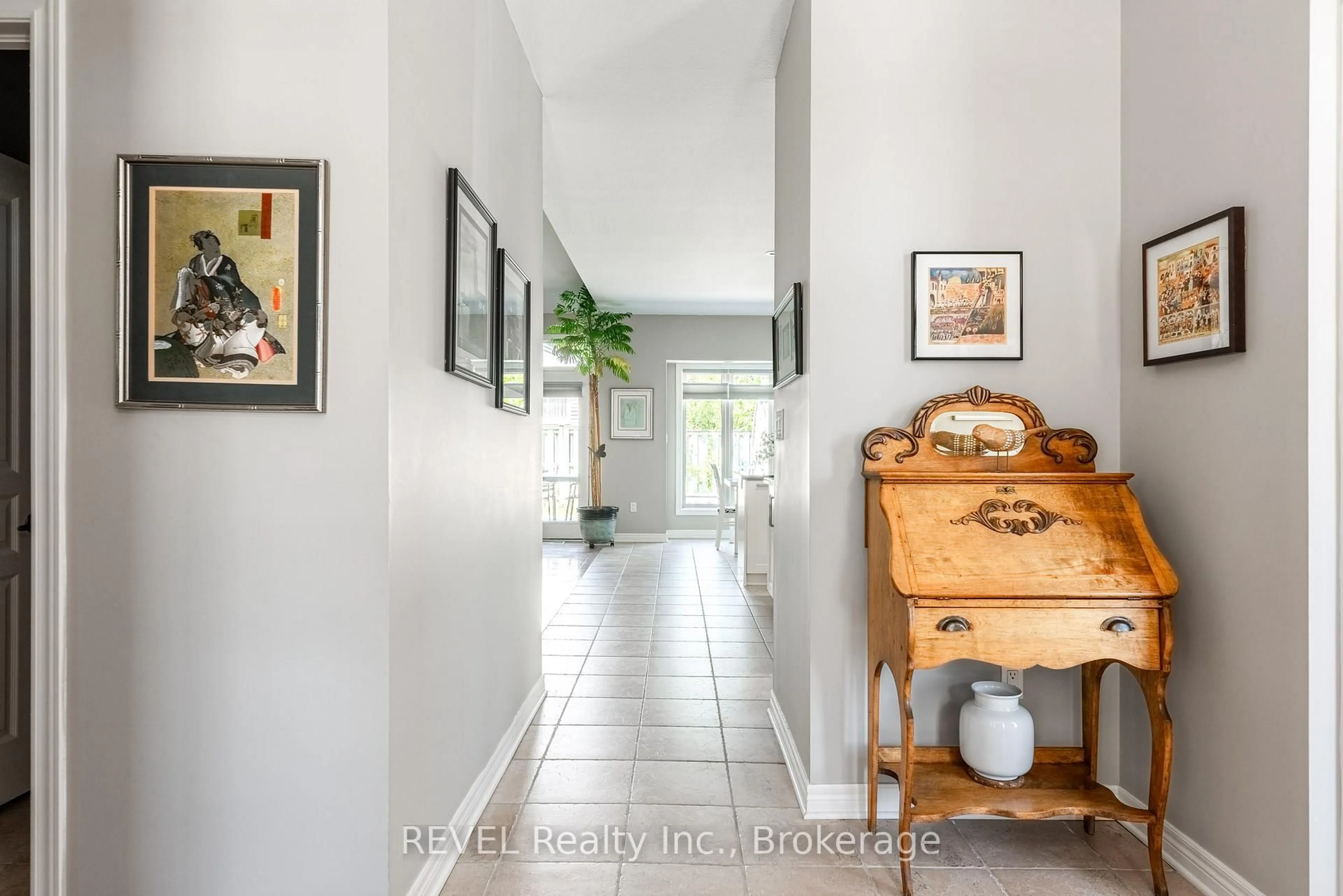 Indoor entryway for 139 Glendale Ave #1, St. Catharines Ontario L2T 2K2