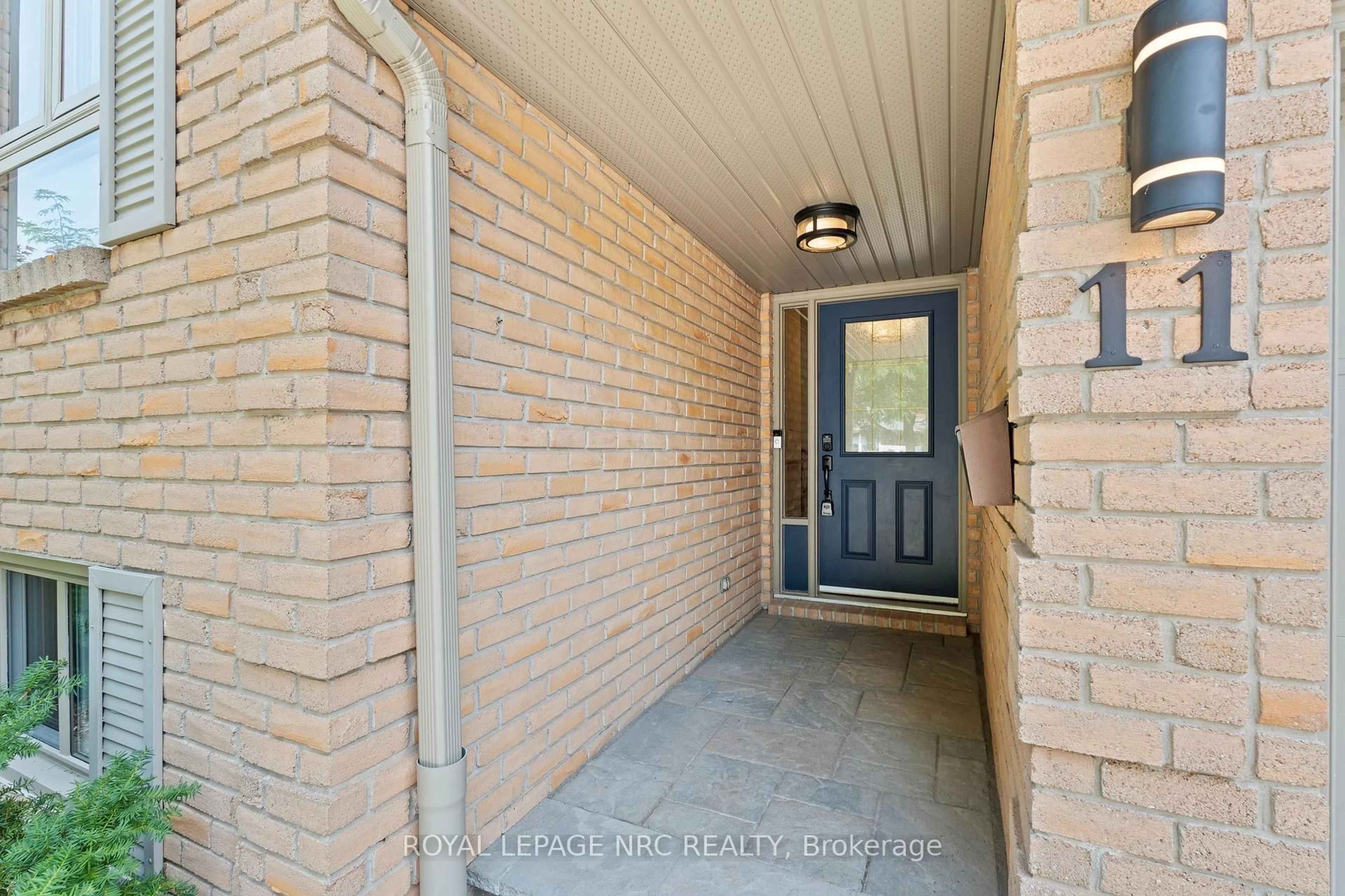 Indoor entryway for 11 Village Crt, Welland Ontario L3C 6K4