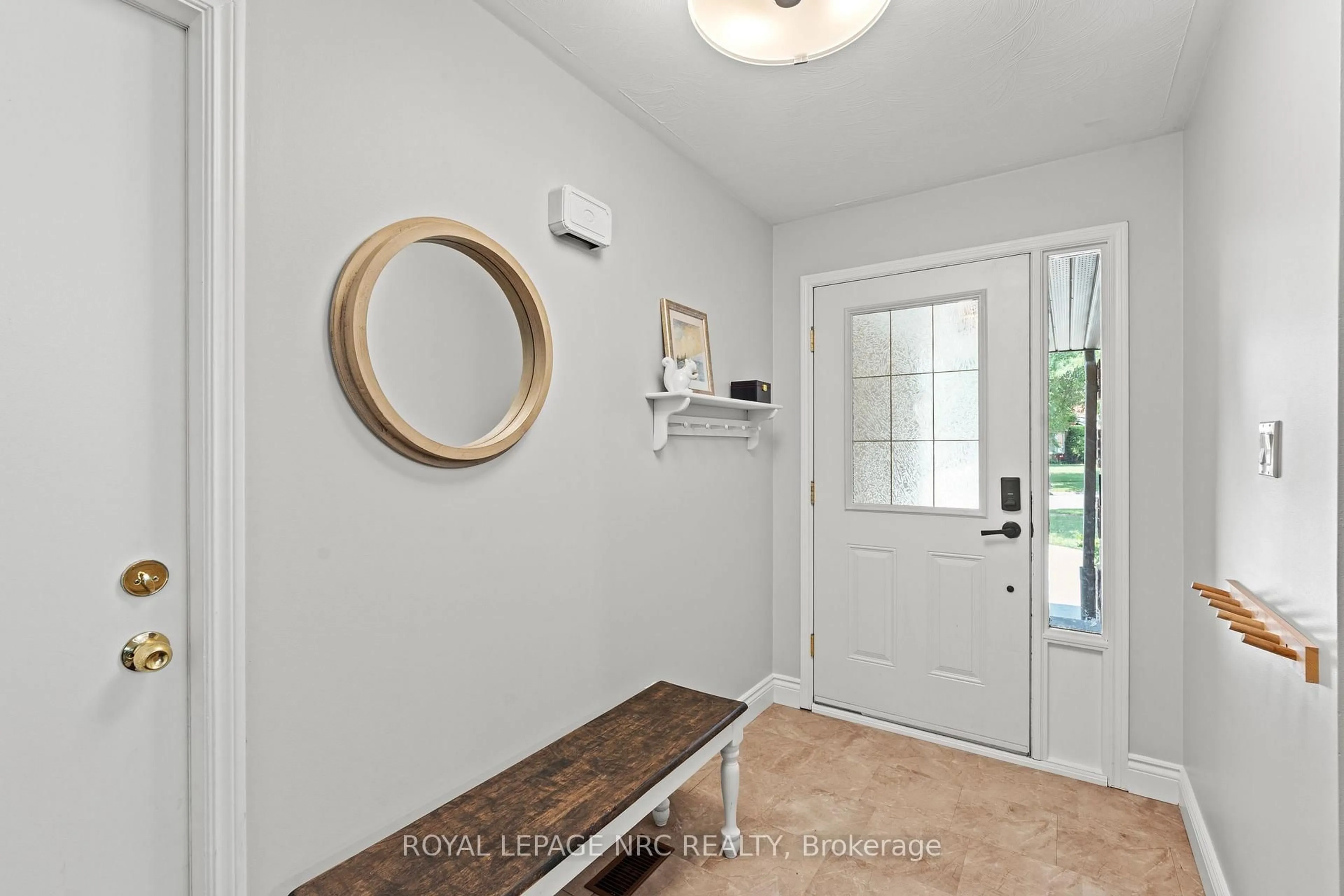 Indoor entryway for 11 Village Crt, Welland Ontario L3C 6K4