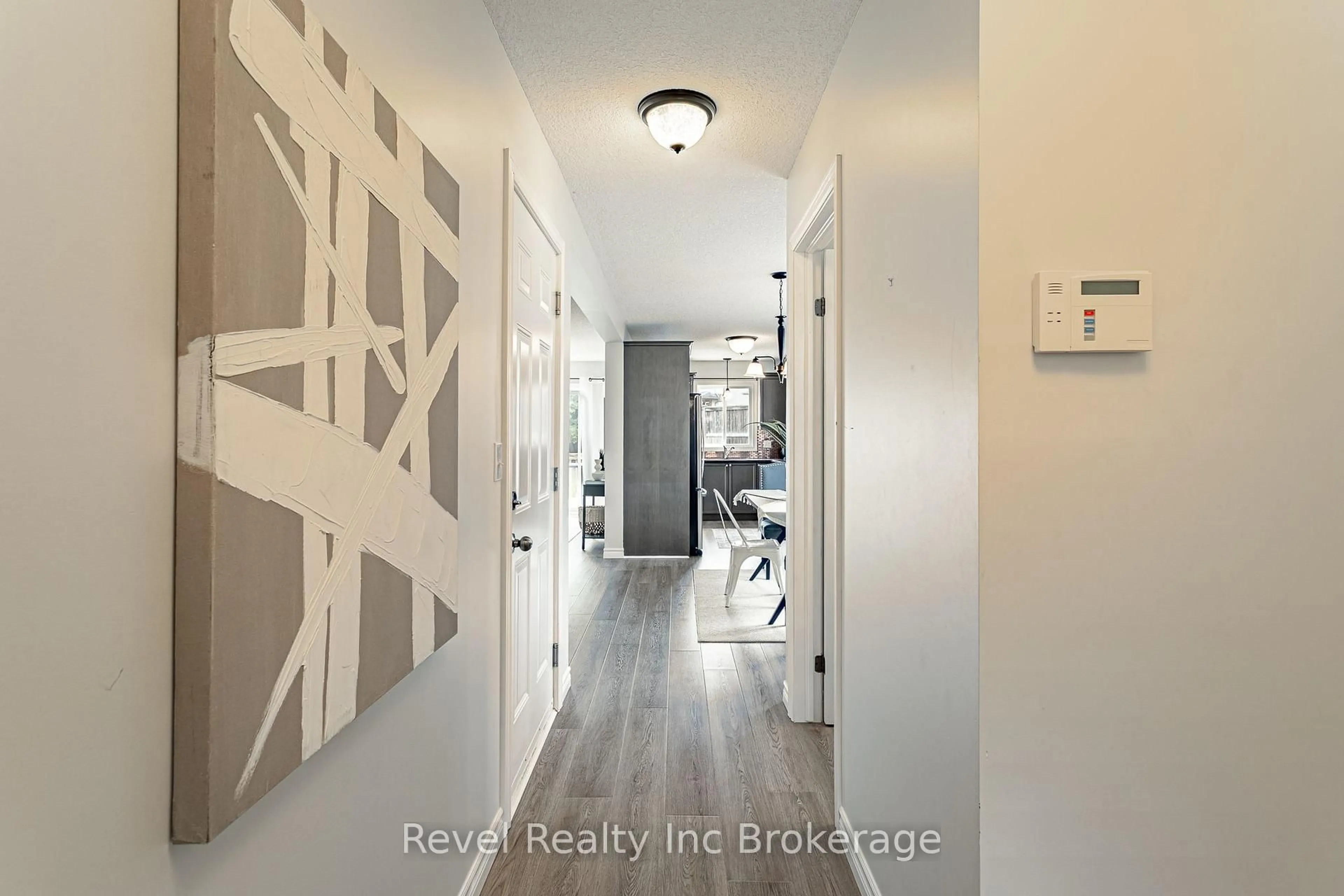 Indoor entryway for 420 Sales Dr, Woodstock Ontario N4S 0B6