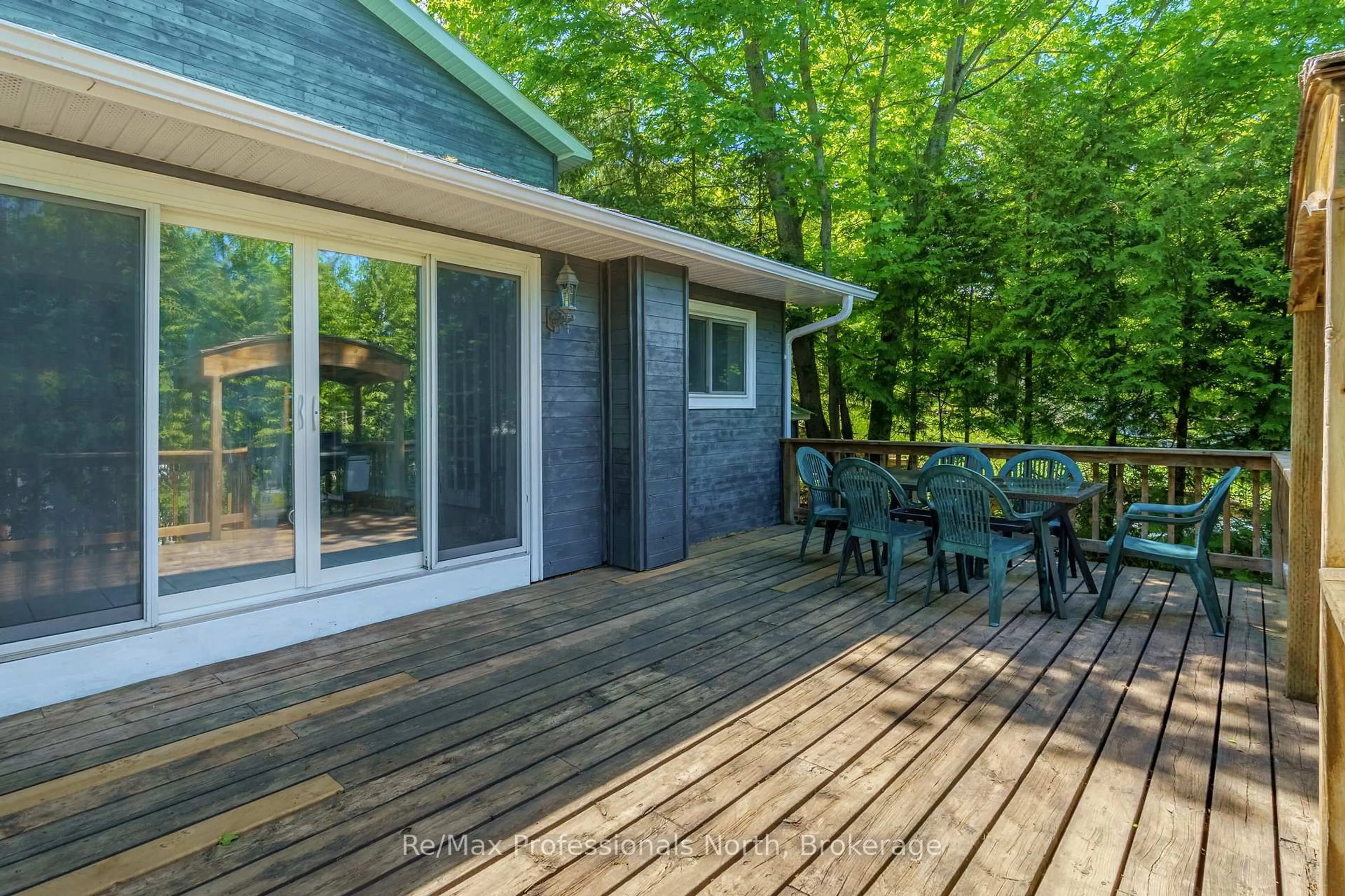 Patio, forest/trees view for 237 Musquash Rd, Gravenhurst Ontario P1P 0E3