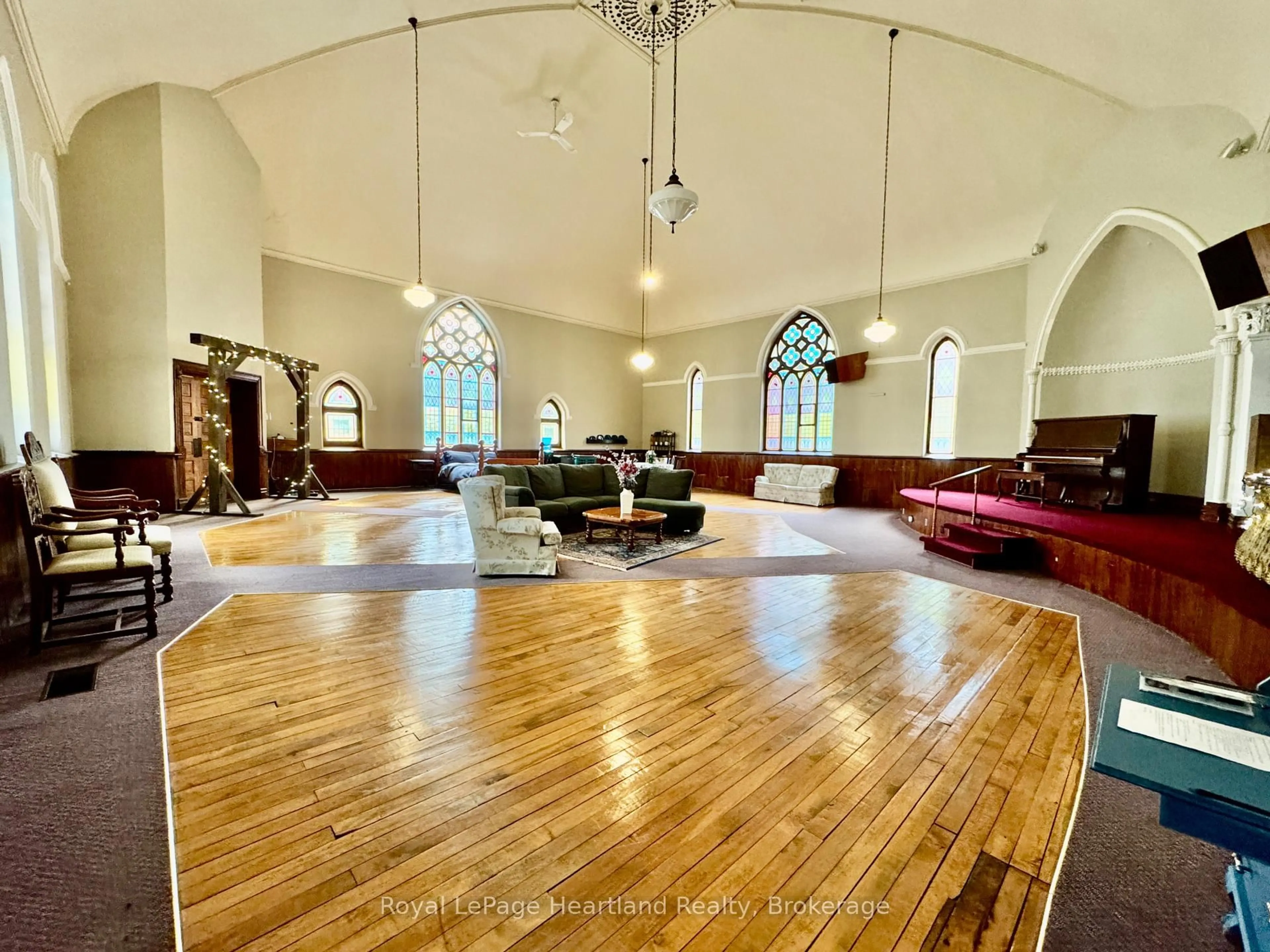 Indoor foyer for 3080 Patrick St, Howick Ontario N0G 1V0