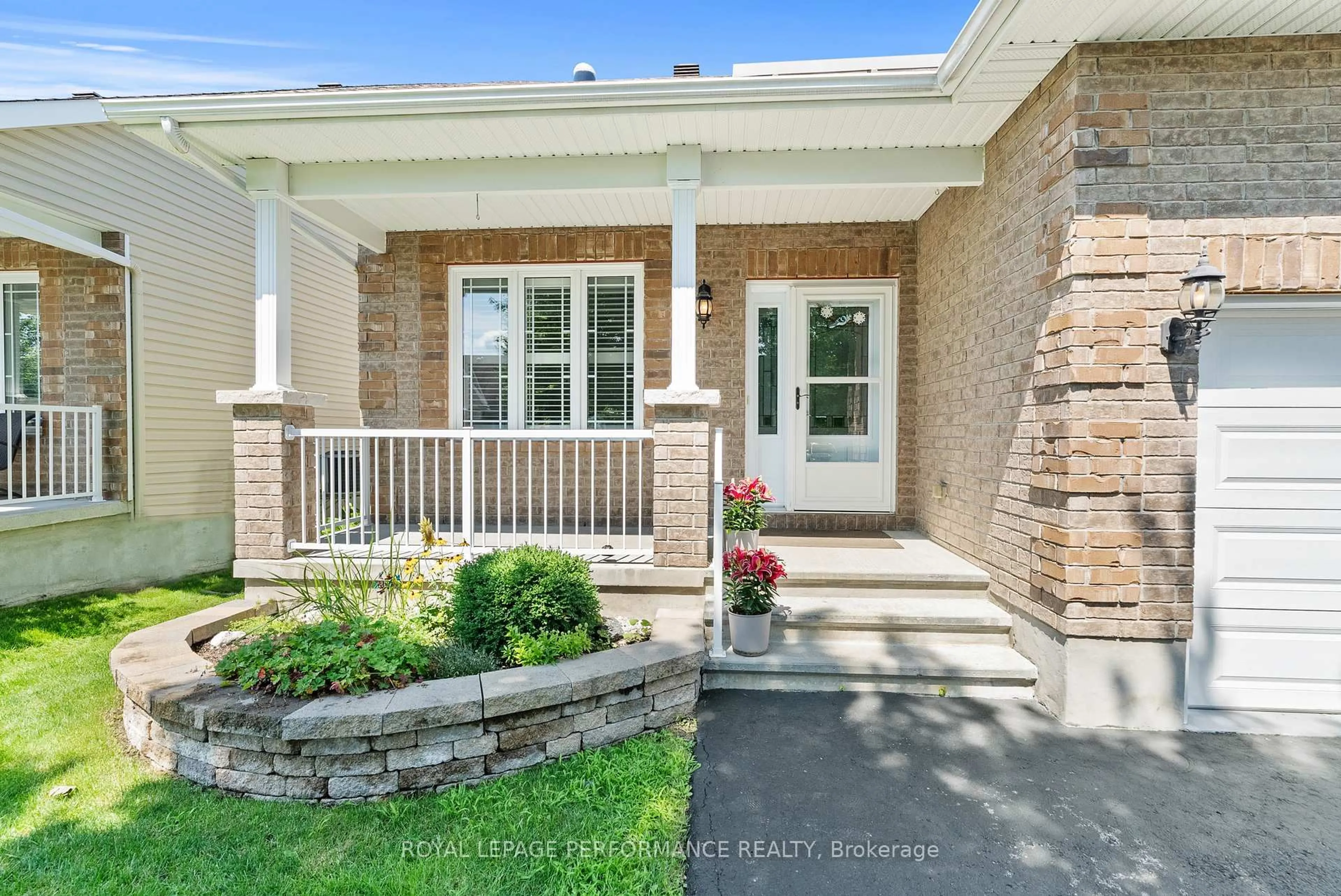 Indoor entryway for 7 Abbey Cres, Russell Ontario K4R 0B5