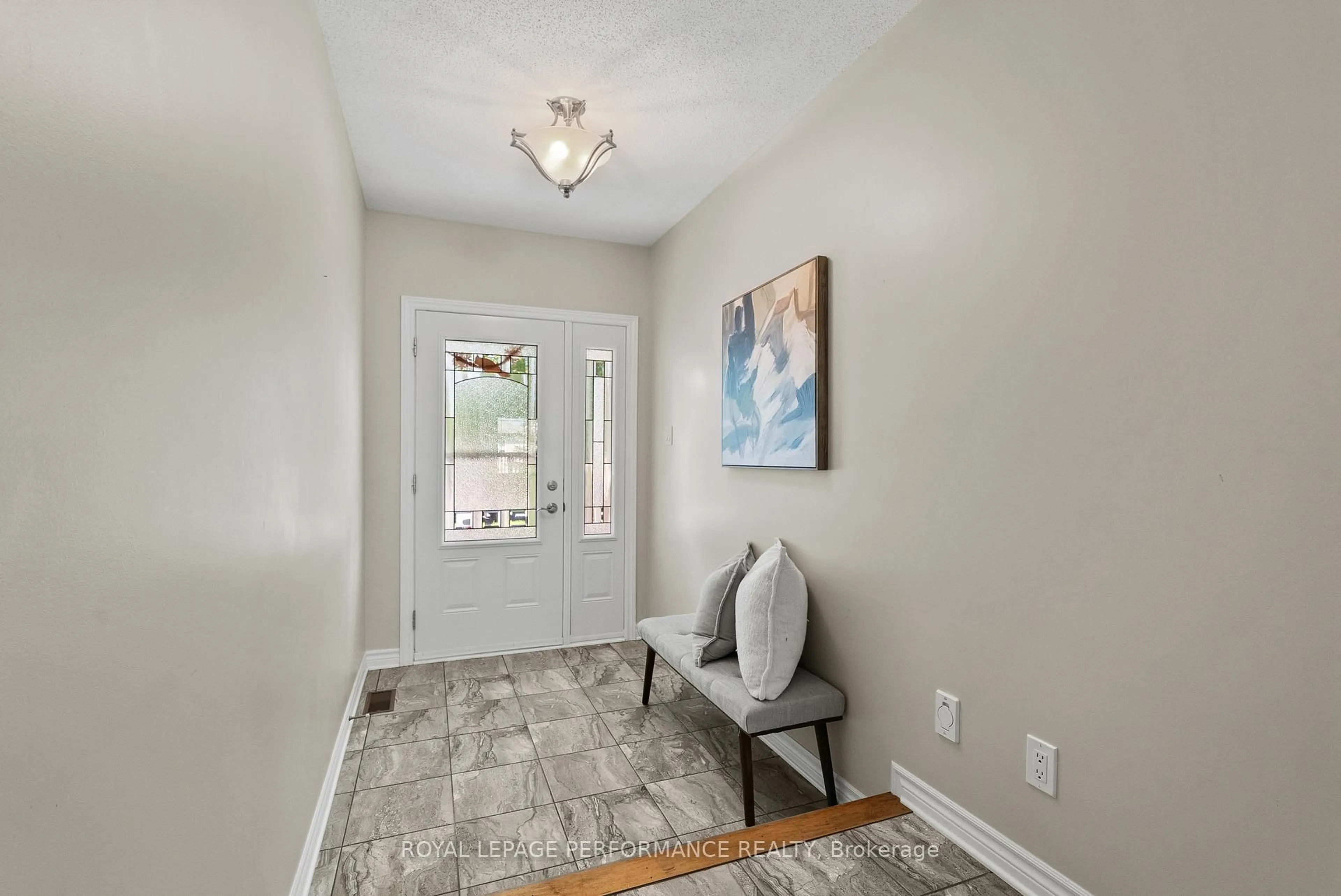 Indoor entryway for 7 Abbey Cres, Russell Ontario K4R 0B5
