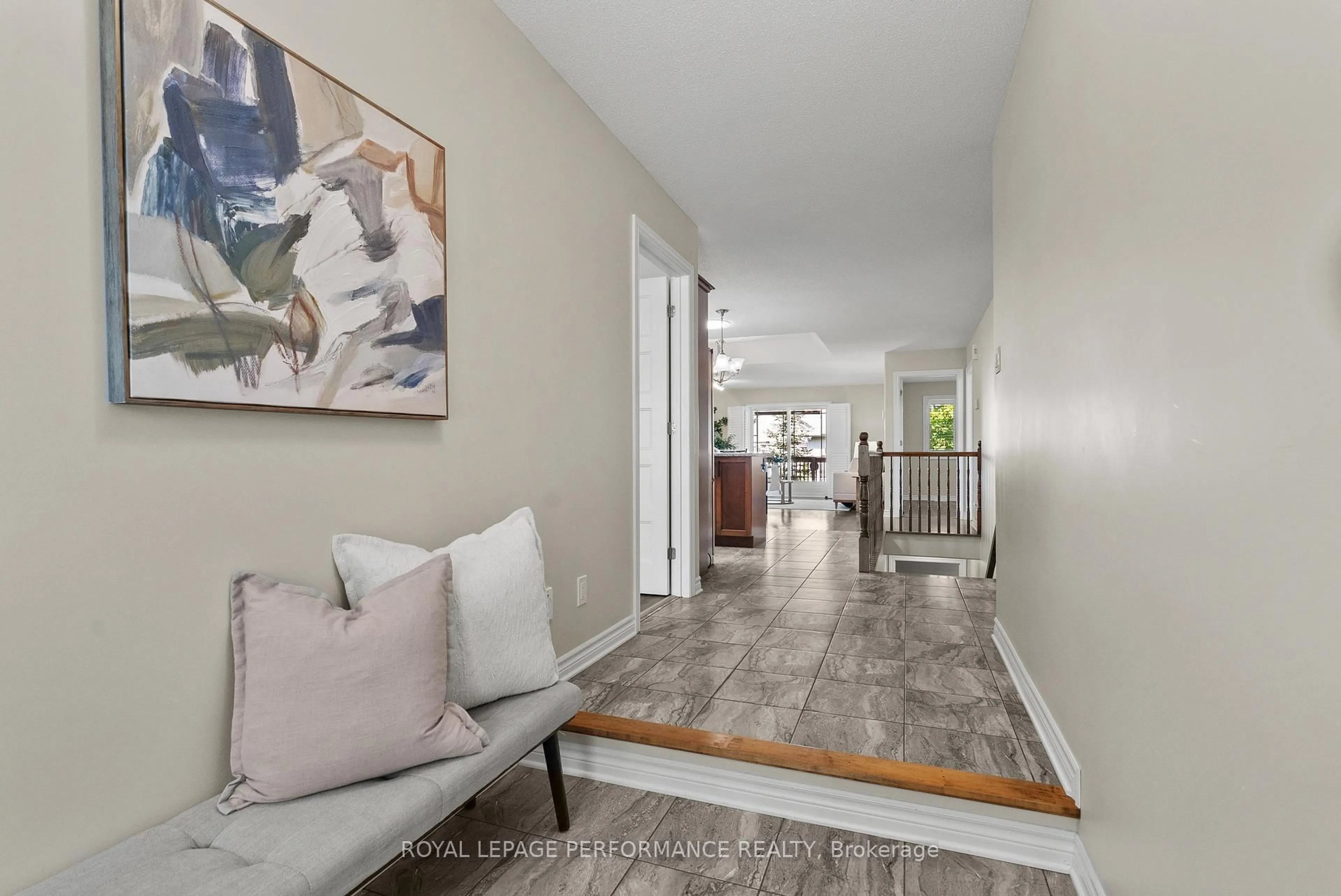 Indoor entryway for 7 Abbey Cres, Russell Ontario K4R 0B5