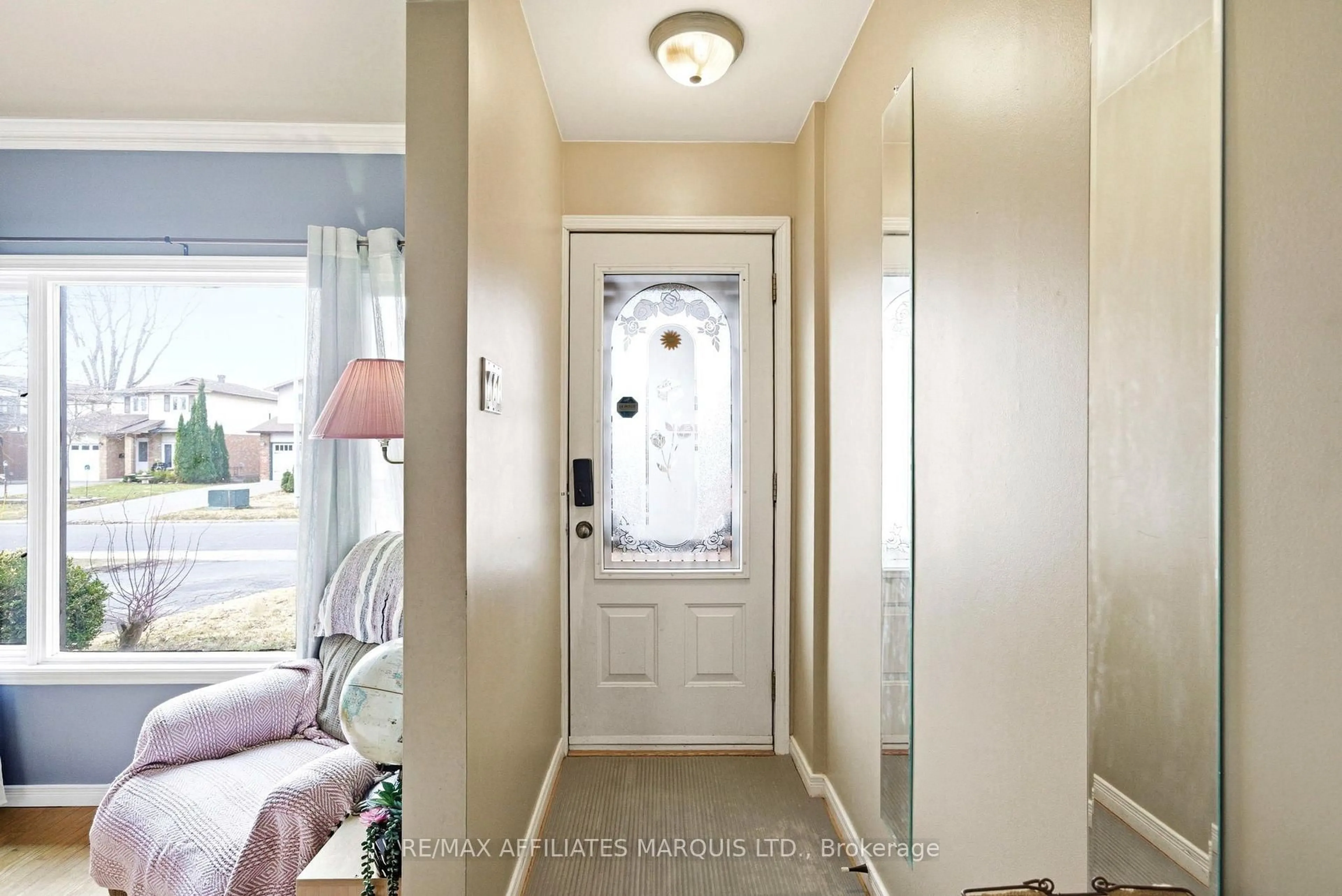 Indoor entryway for 672 Champlain Dr, Cornwall Ontario K6H 6P2
