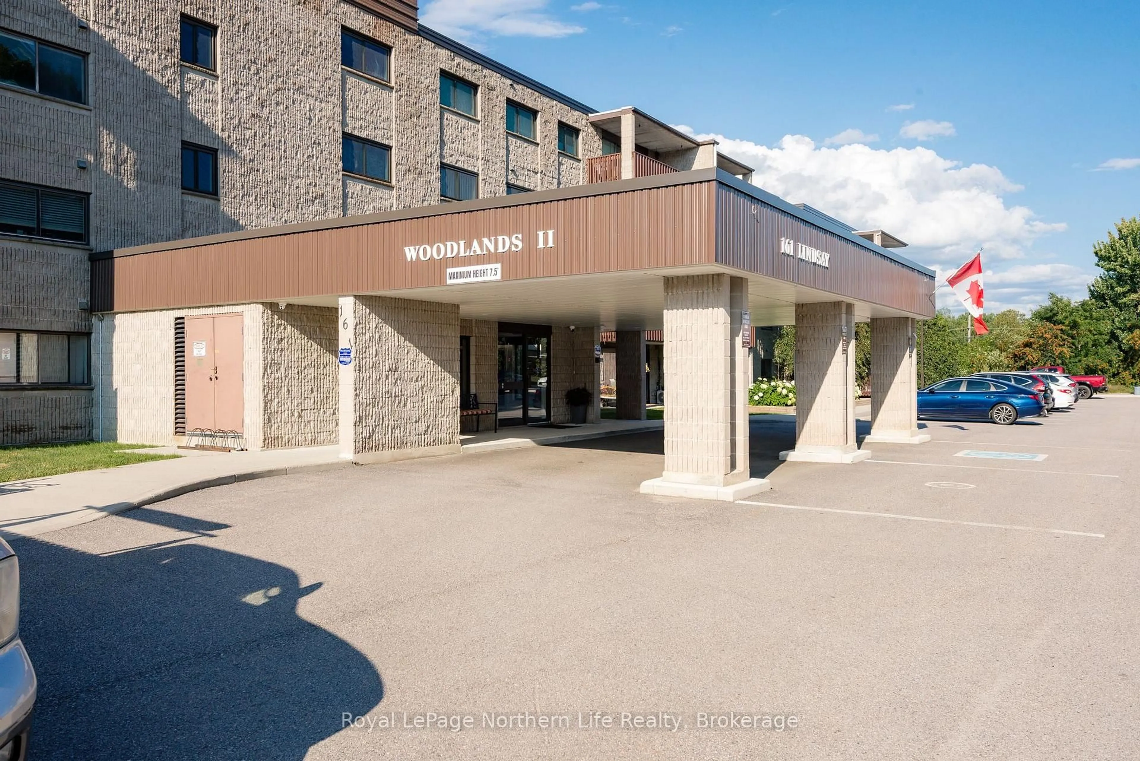 Indoor foyer for 161 Lindsay St #302, North Bay Ontario P1B 8P6