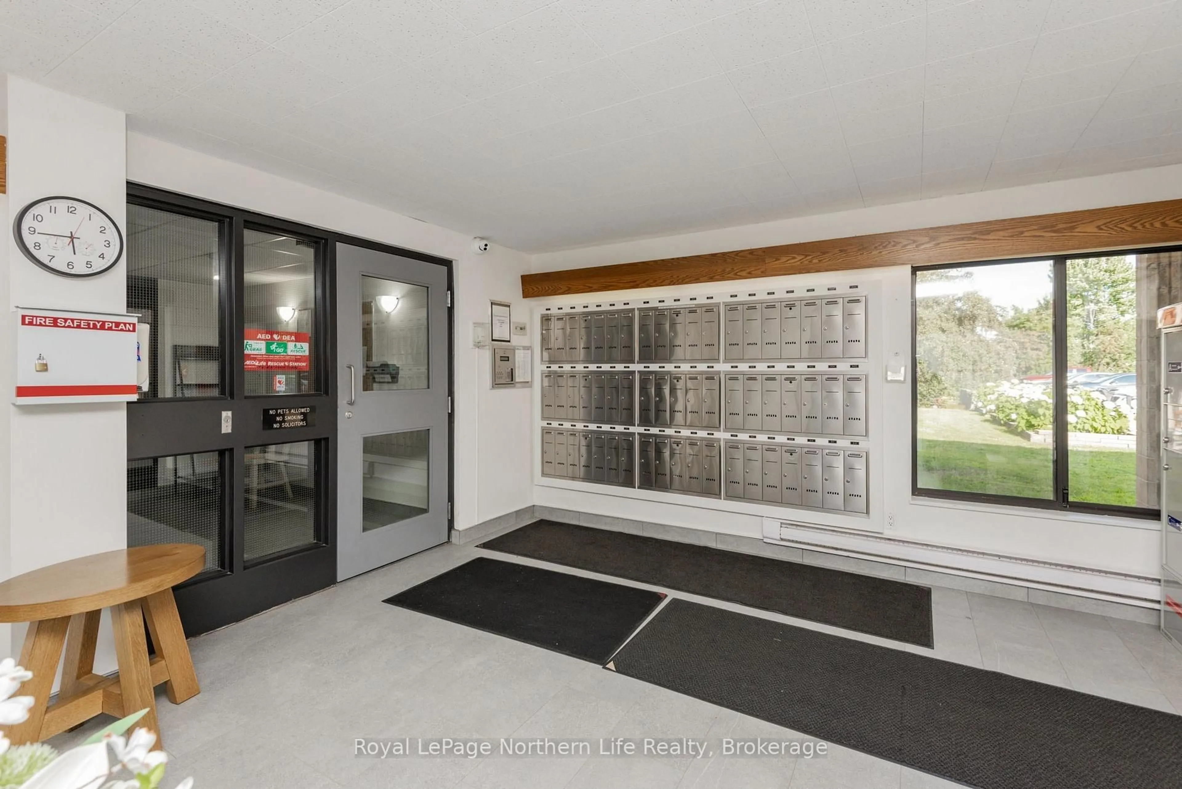 Indoor foyer for 161 Lindsay St #302, North Bay Ontario P1B 8P6