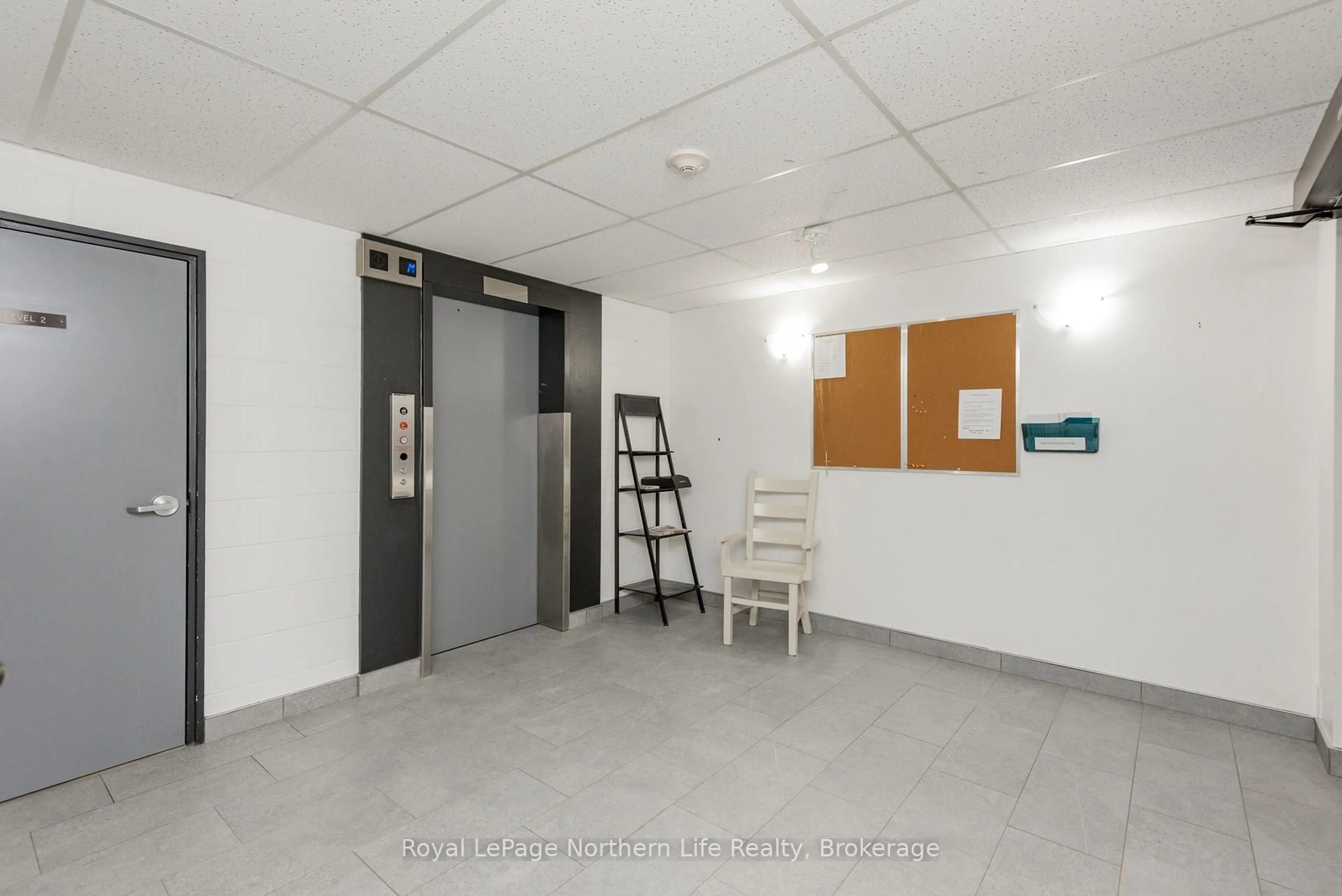 Indoor foyer for 161 Lindsay St #302, North Bay Ontario P1B 8P6