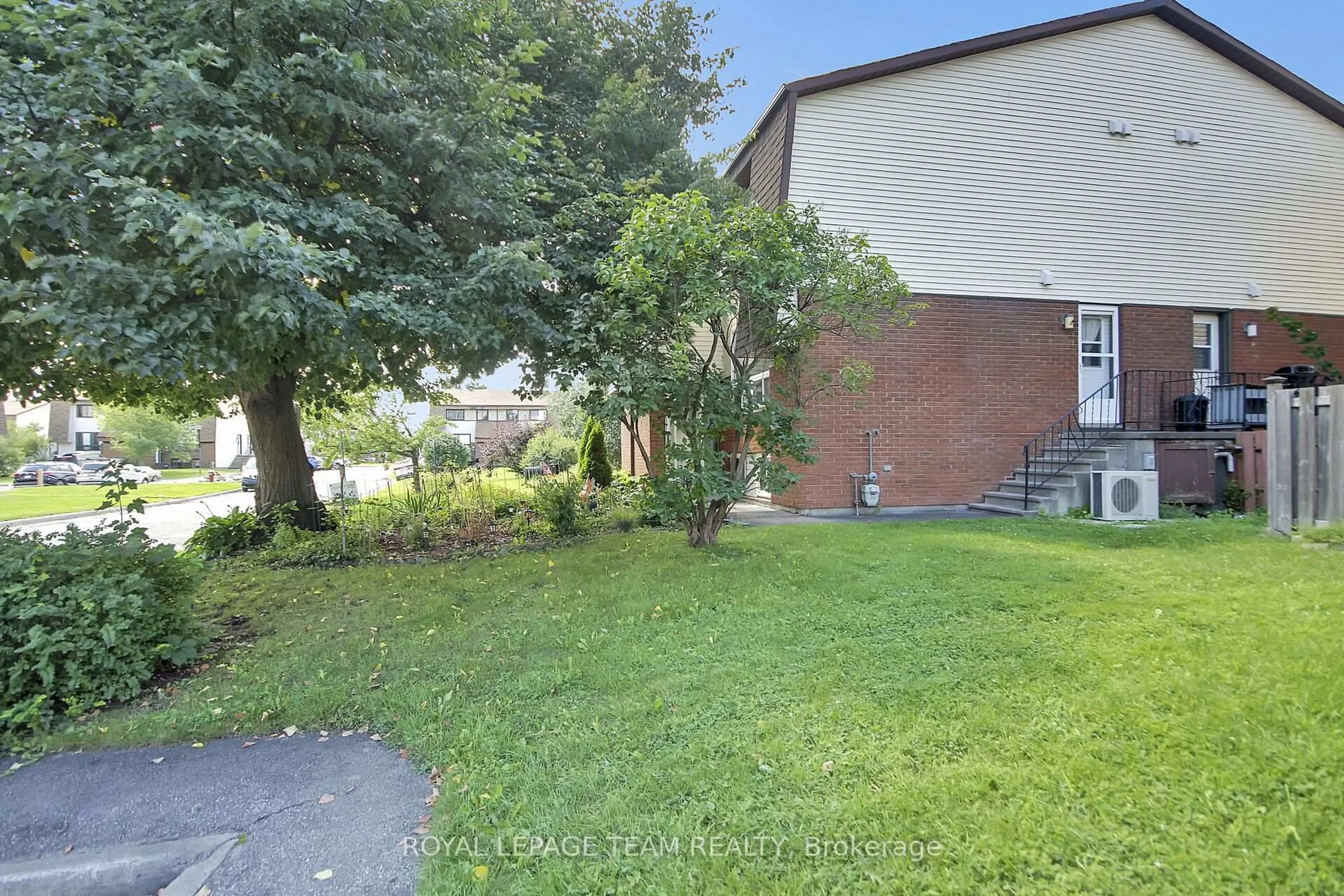 A pic from outside/outdoor area/front of a property/back of a property/a pic from drone, mountain view for 31 Woodvale Green St #D, Ottawa Ontario K2G 4H3