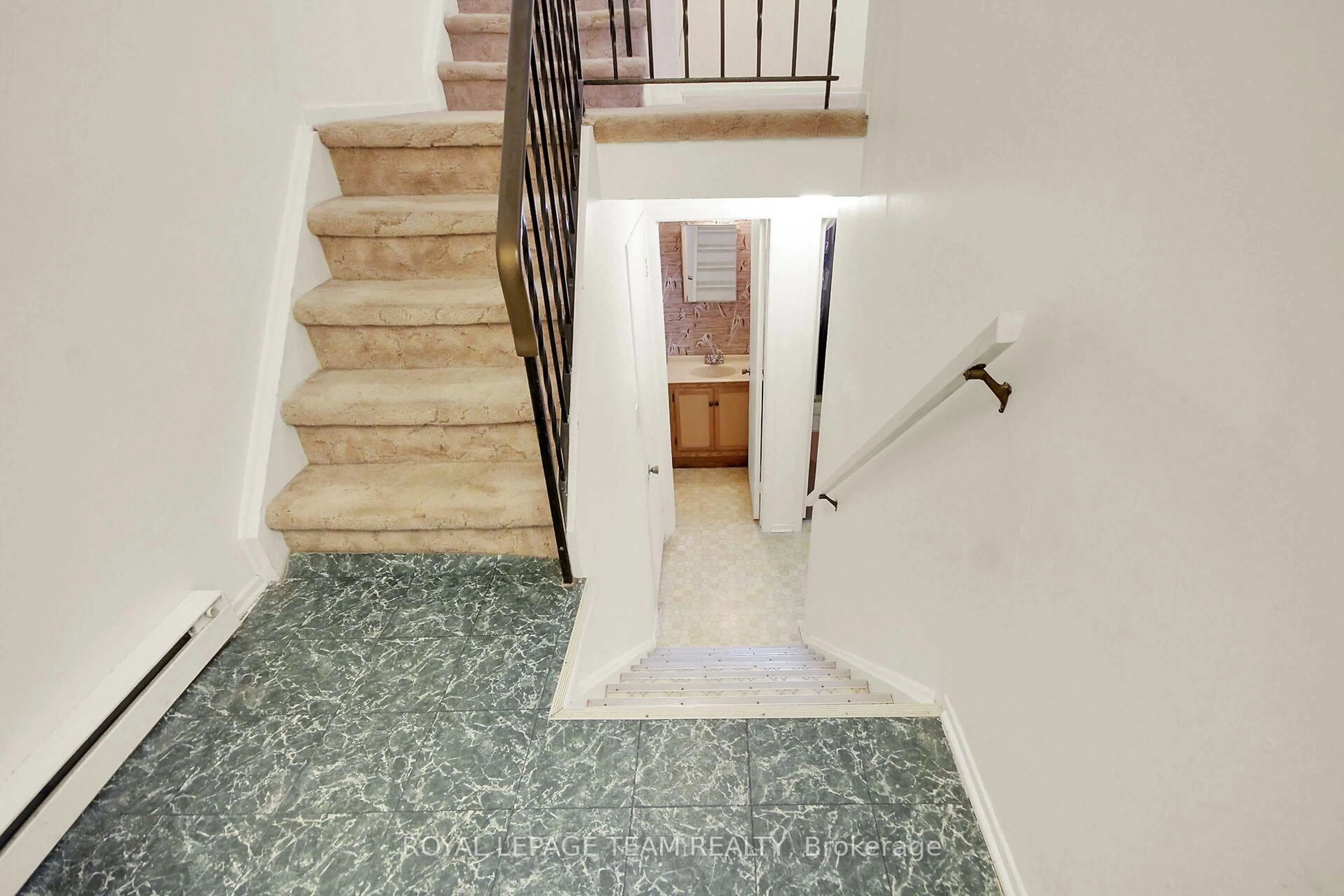 Stairs for 31 Woodvale Green St #D, Ottawa Ontario K2G 4H3