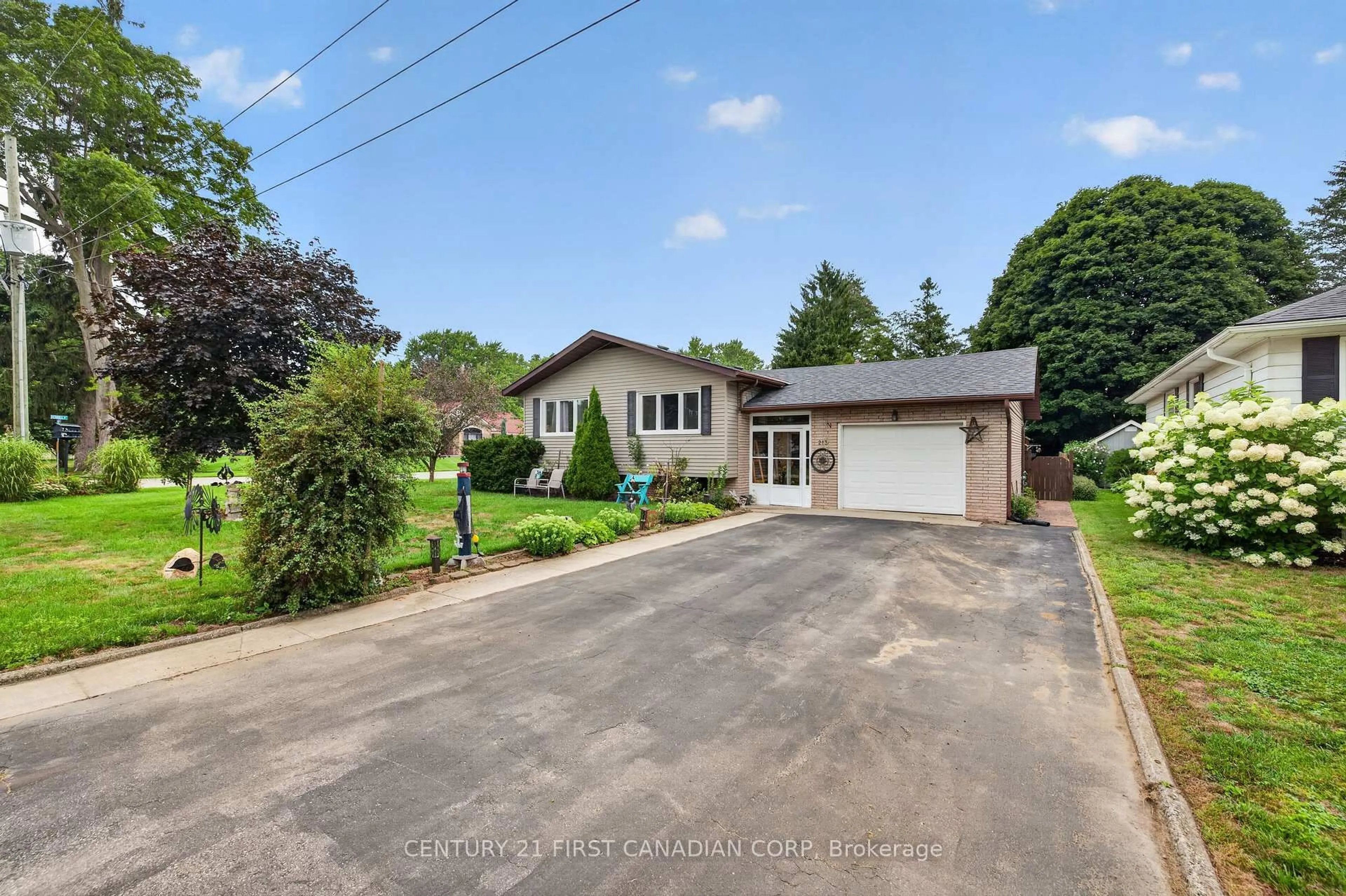 A pic from outside/outdoor area/front of a property/back of a property/a pic from drone, street for 213 Fourth St, West Elgin Ontario N0L 2C0