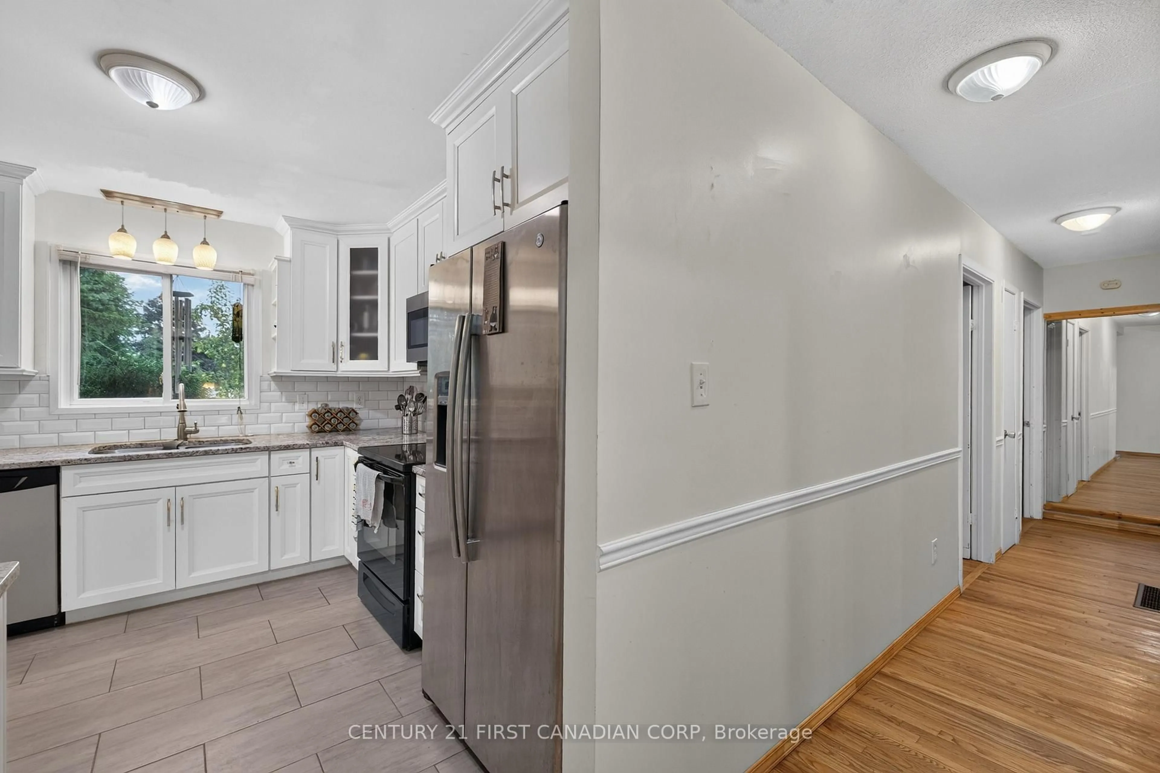 Standard kitchen, ceramic/tile floor for 213 Fourth St, West Elgin Ontario N0L 2C0