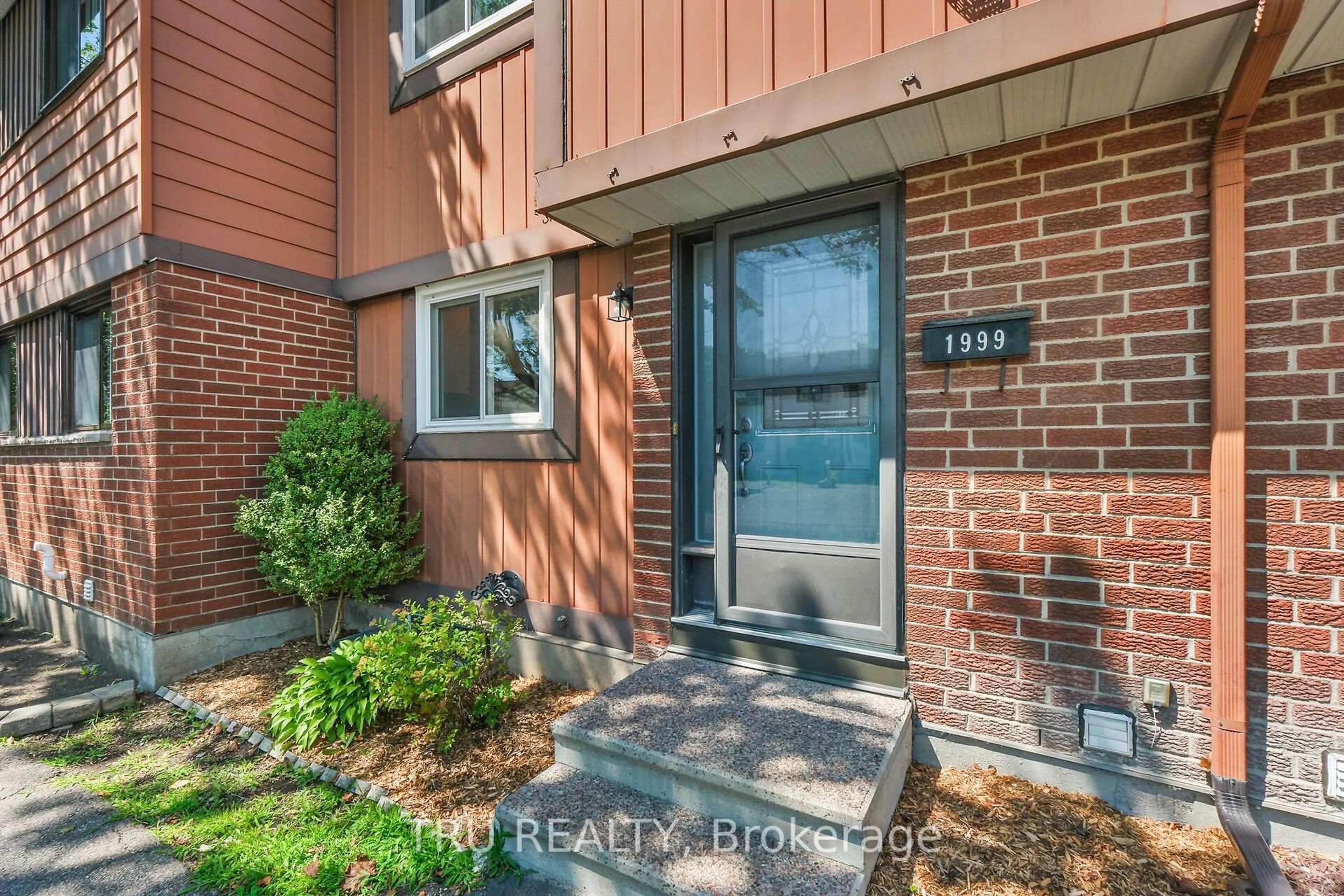 Indoor entryway for 1999 Falkirk Cres, Ottawa Ontario K1B 4Y8