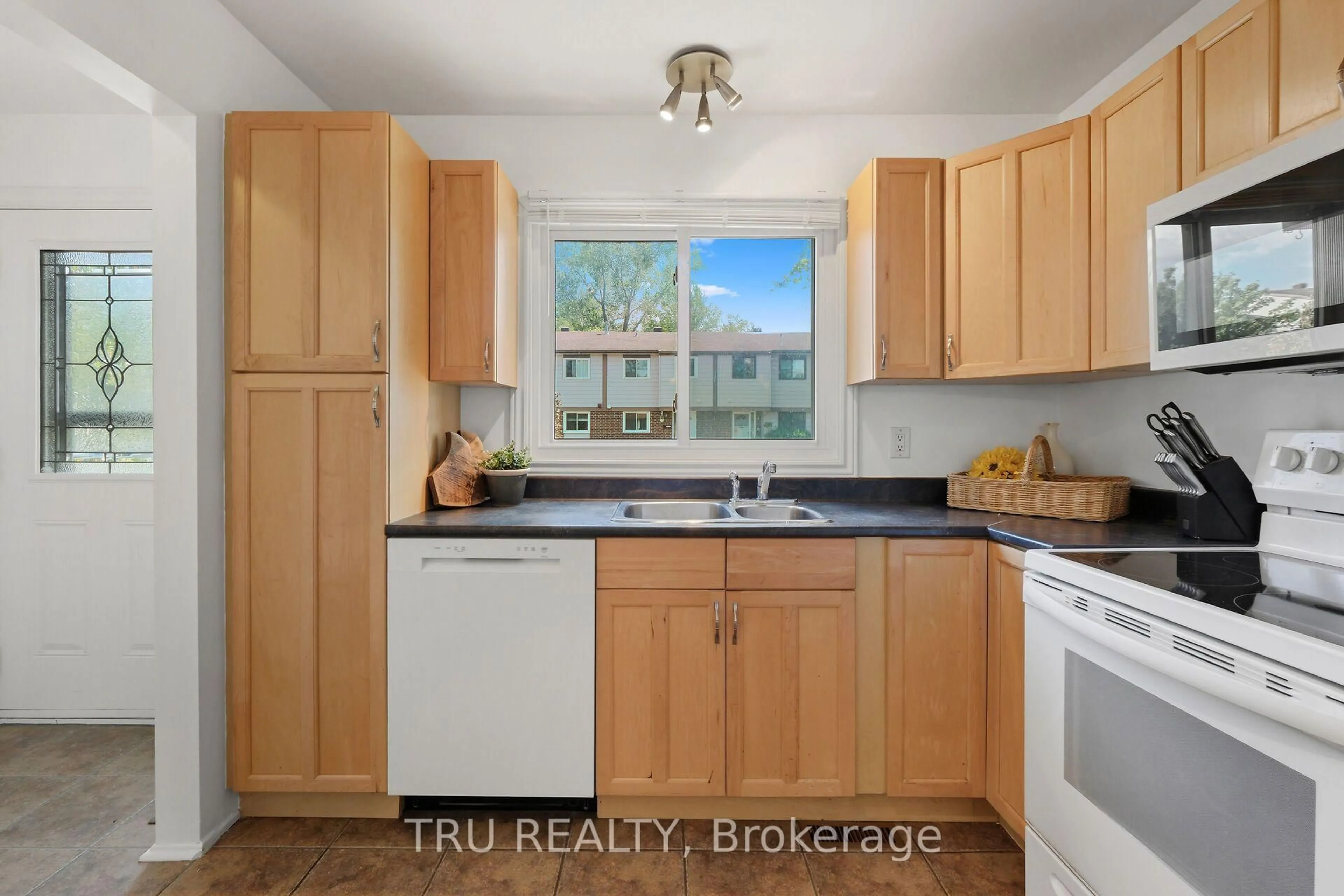 Standard kitchen, unknown for 1999 Falkirk Cres, Ottawa Ontario K1B 4Y8