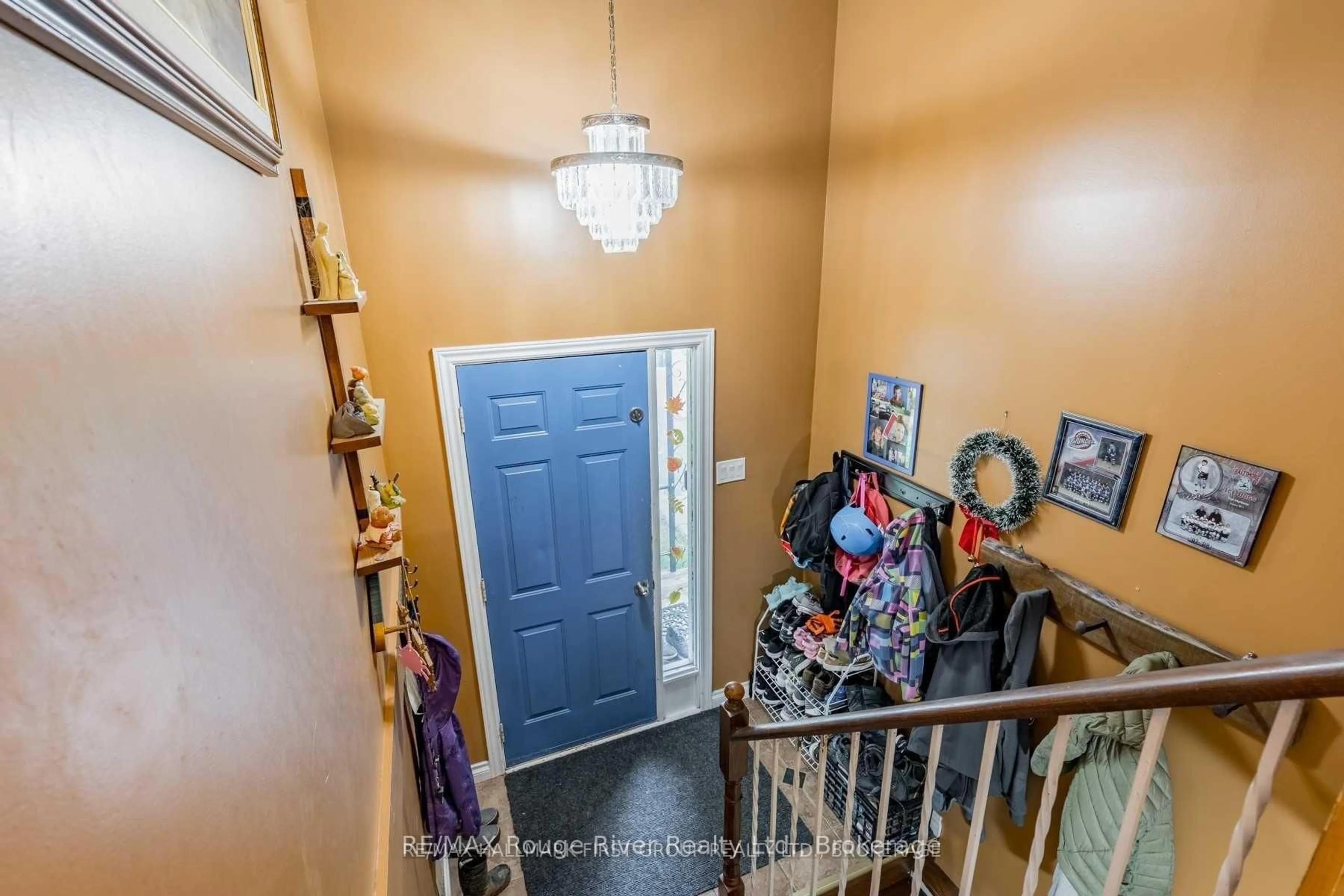 Indoor entryway for 465 Burnham Manor Crt, Cobourg Ontario K9A 5B9