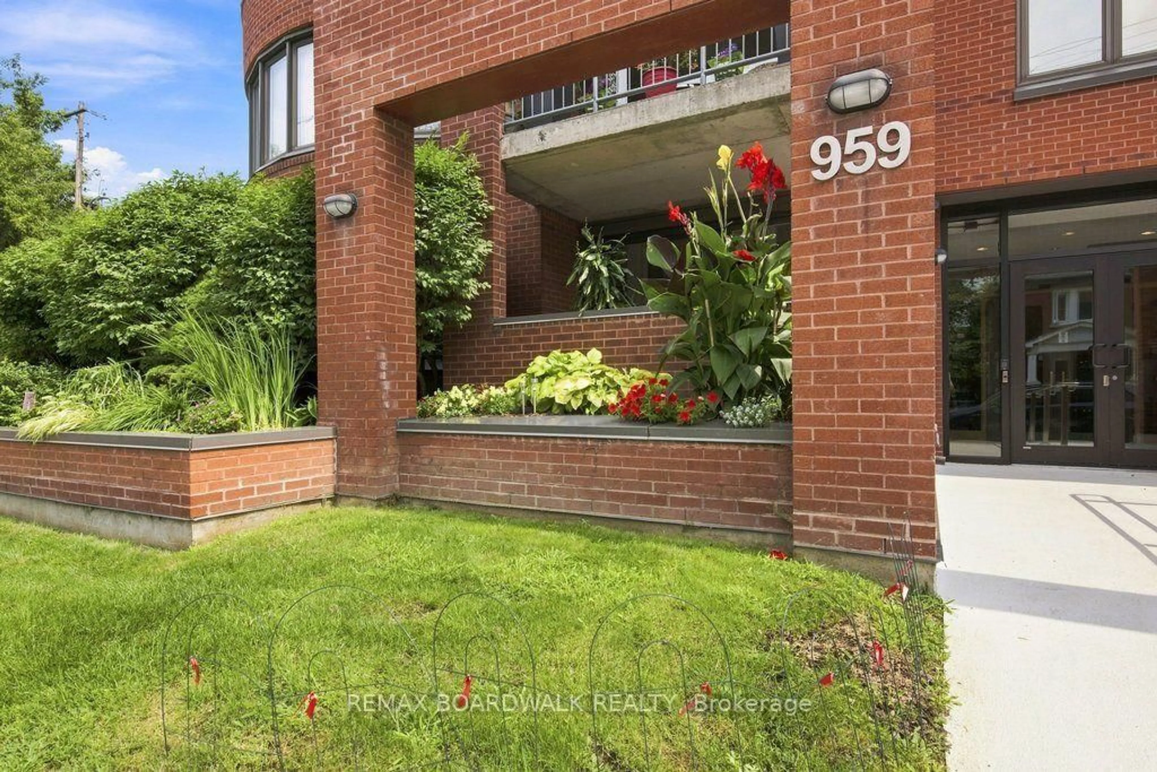 Patio, street for 959 North River Rd #307, Ottawa Ontario K1K 3V3