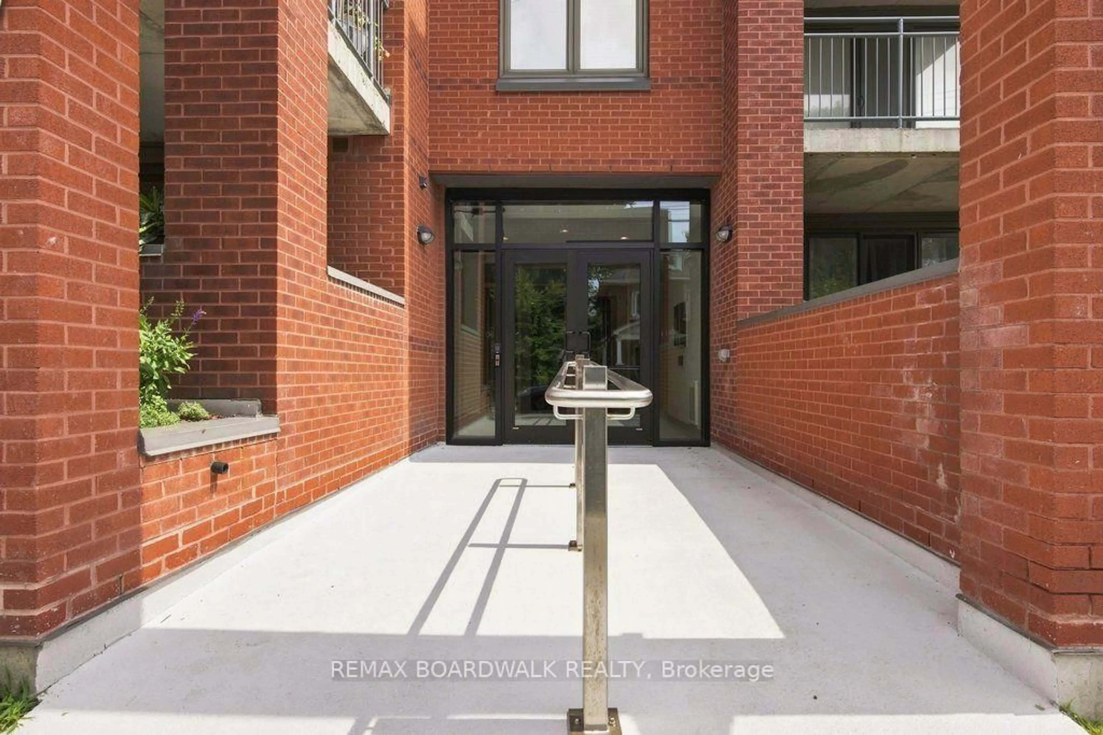 Indoor foyer for 959 North River Rd #307, Ottawa Ontario K1K 3V3