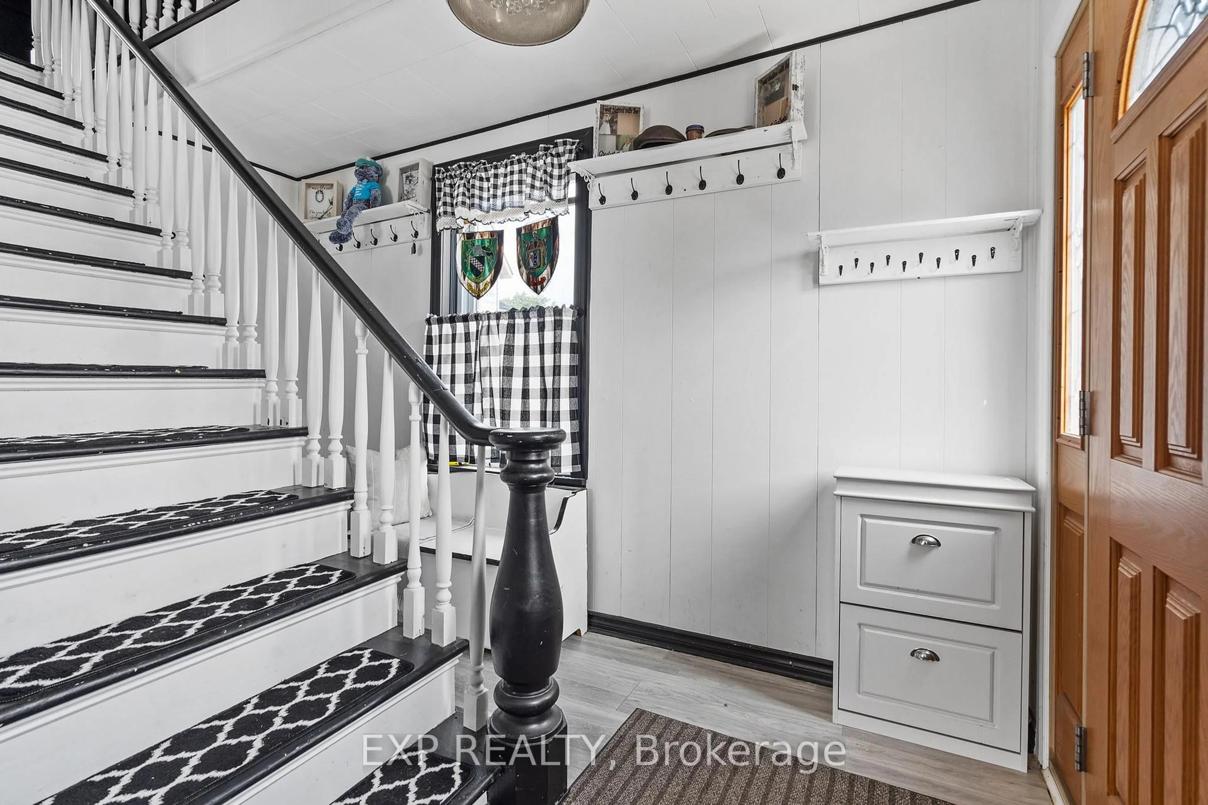 Indoor entryway for 4235 Fly Rd, Lincoln Ontario L0R 1G0