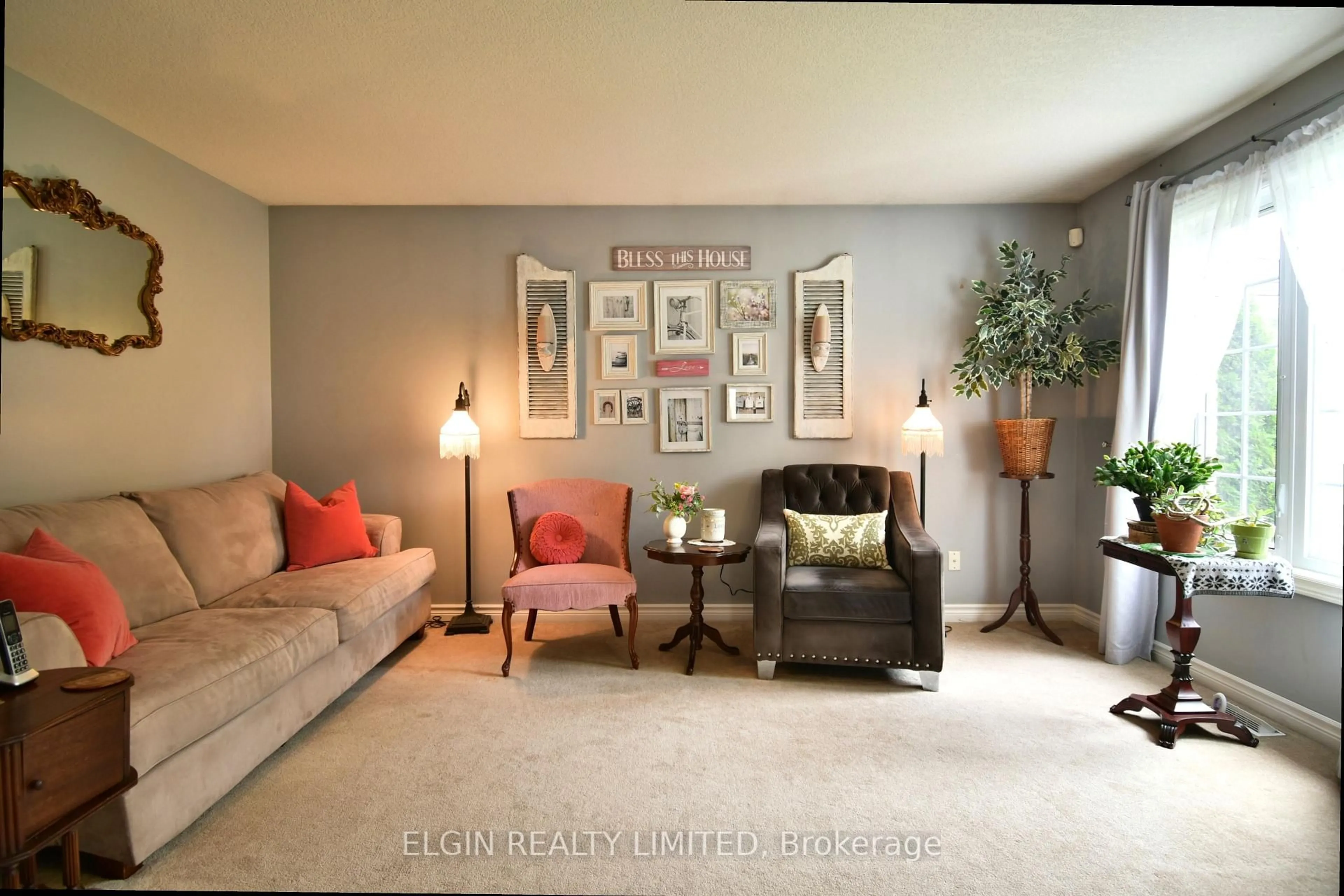 Living room with furniture, carpet floor for 5 Havenridge Crt, St. Thomas Ontario N5P 4P7
