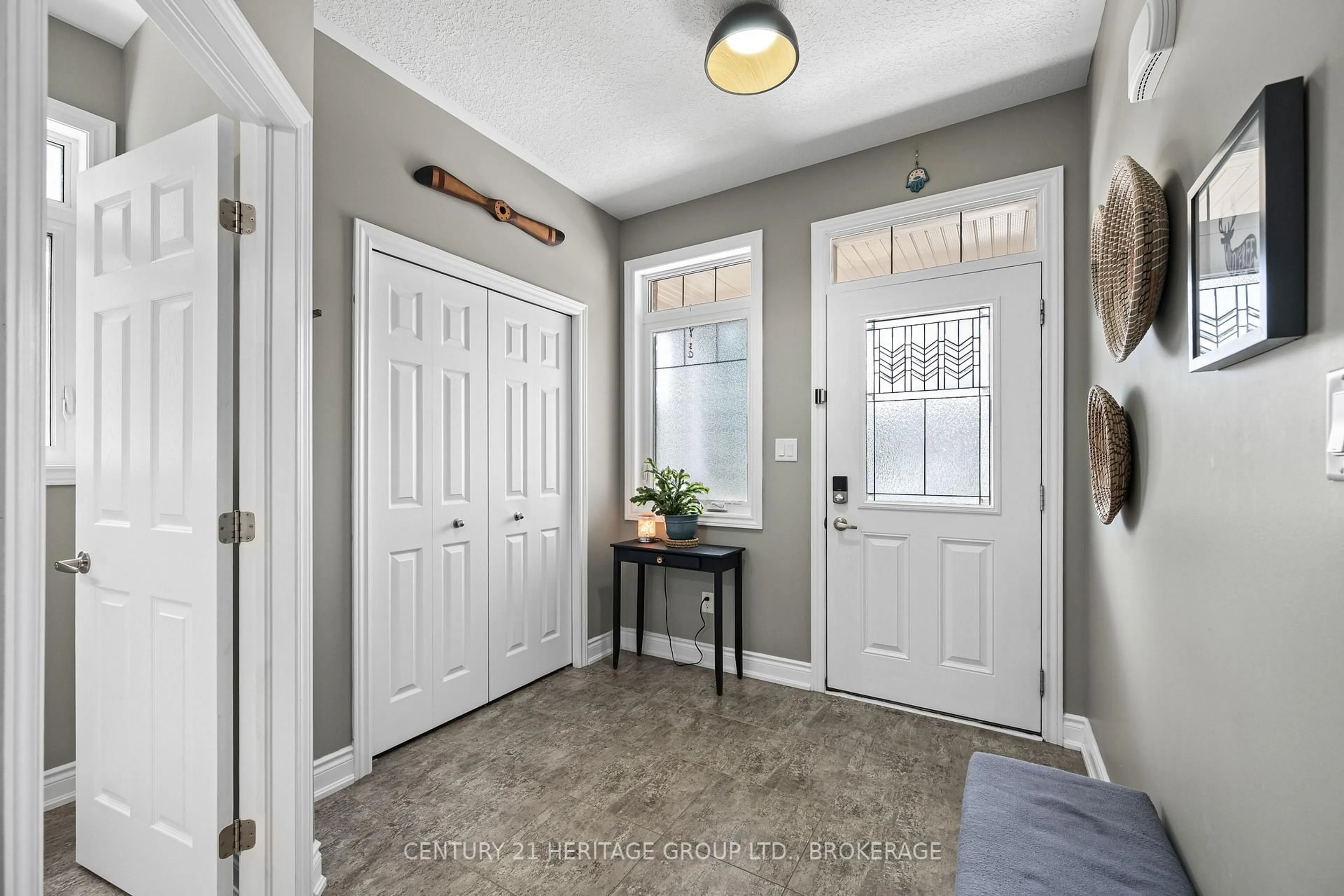 Indoor entryway for 1530 Albany Dr, Kingston Ontario K7P 0L6