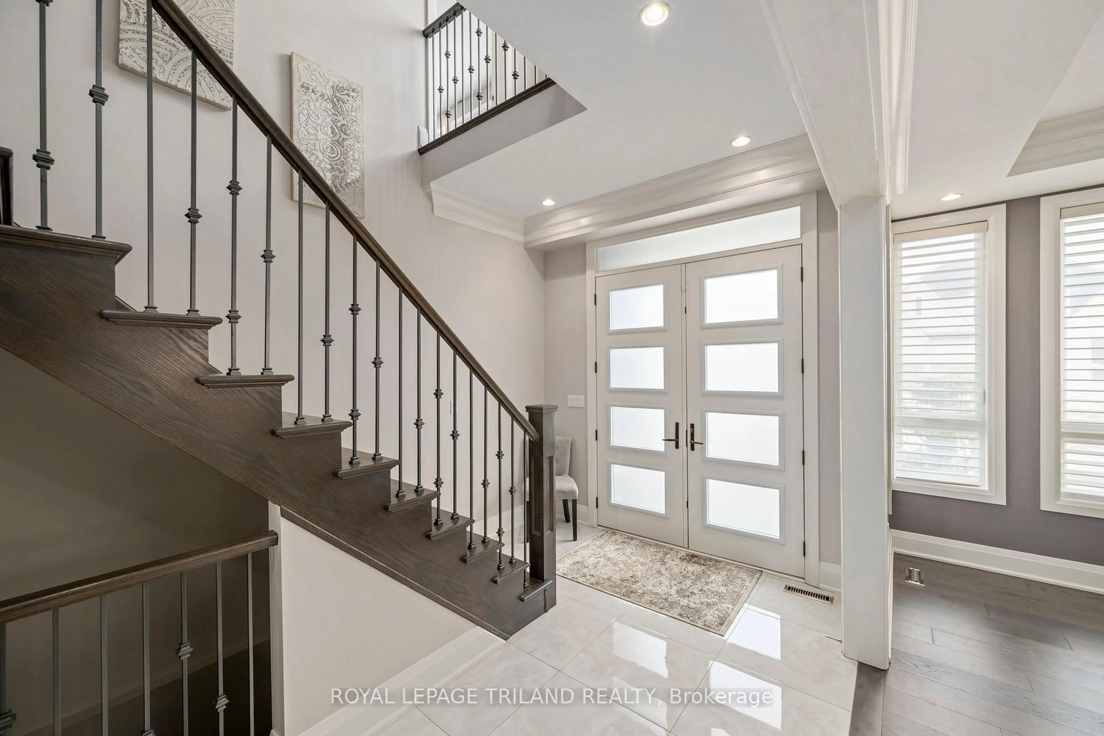 Indoor entryway for 1010 Longworth Rd, London South Ontario N6K 0C9
