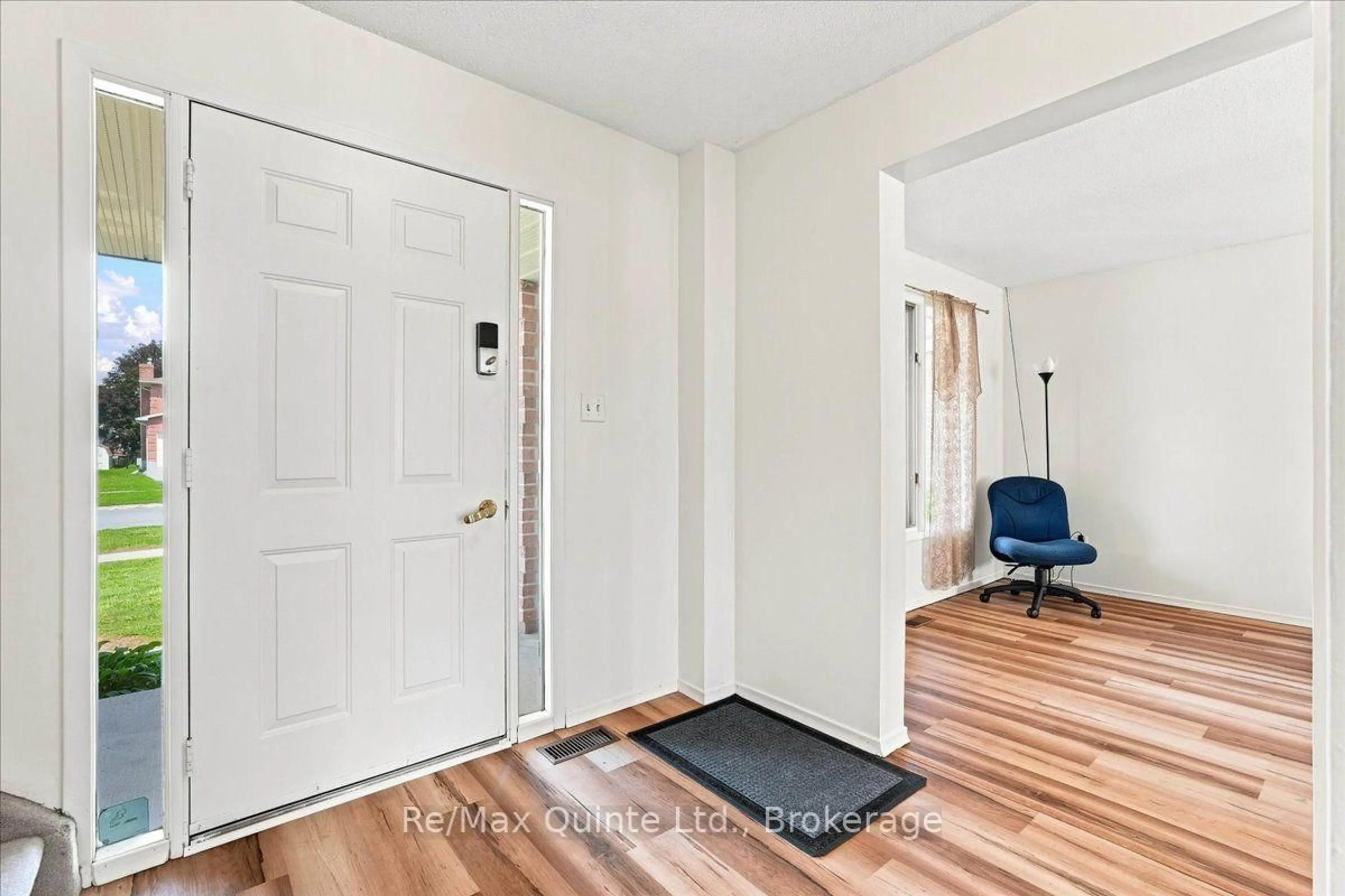 Indoor entryway for 281 College St, Belleville Ontario K8P 4Z6