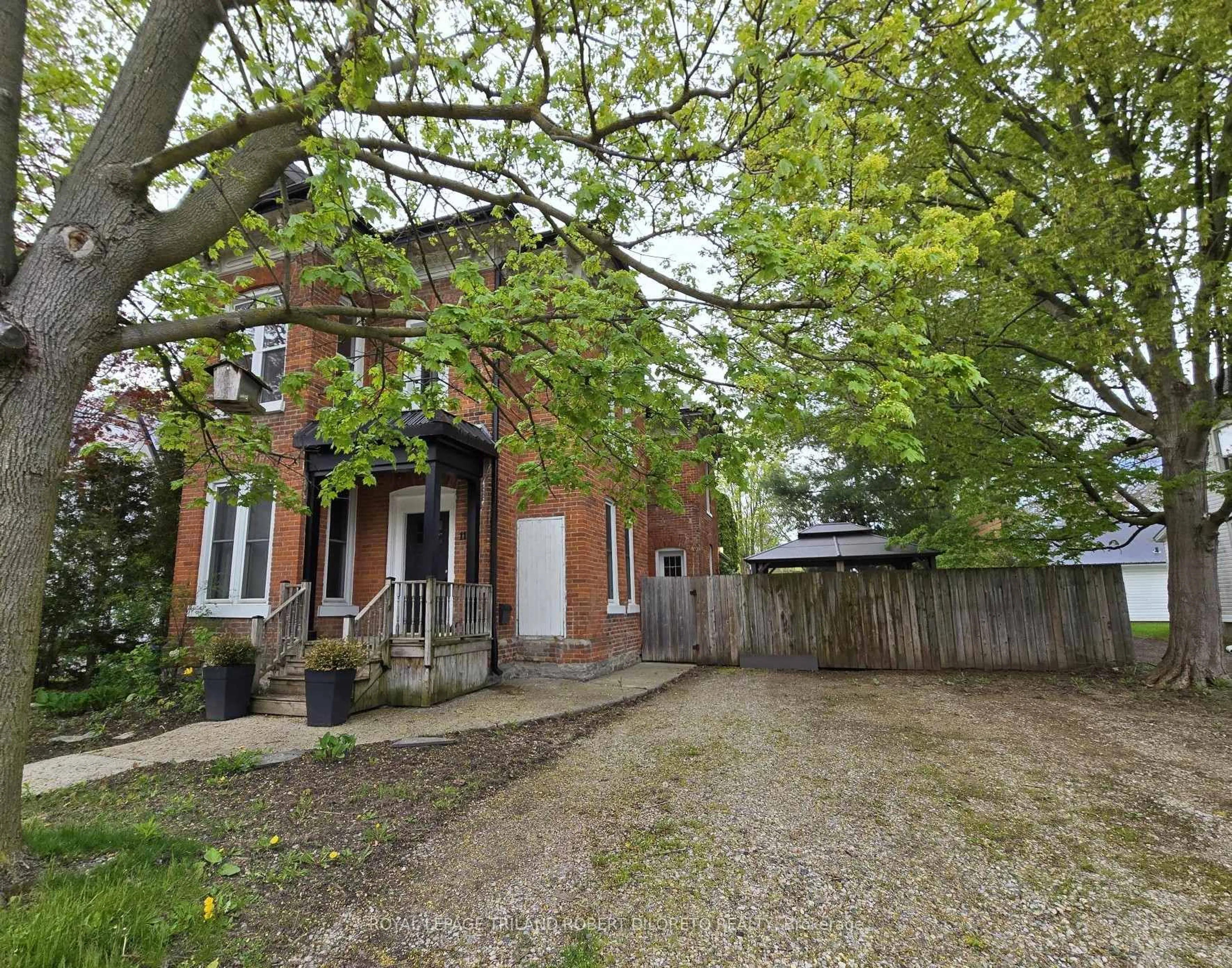 A pic from outside/outdoor area/front of a property/back of a property/a pic from drone, street for 11 Maple St, Aylmer Ontario N5H 1B8