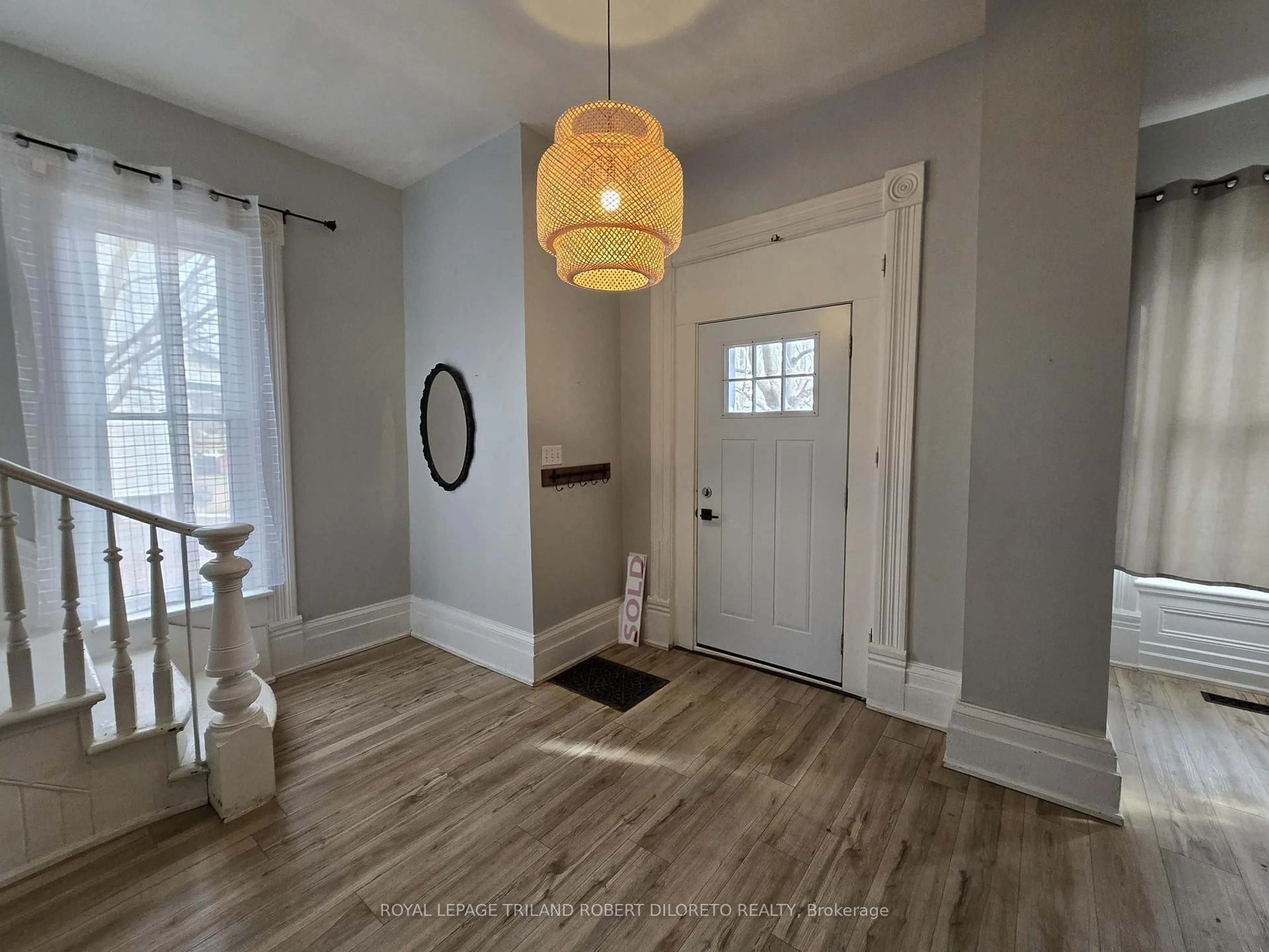 Indoor entryway for 11 Maple St, Aylmer Ontario N5H 1B8