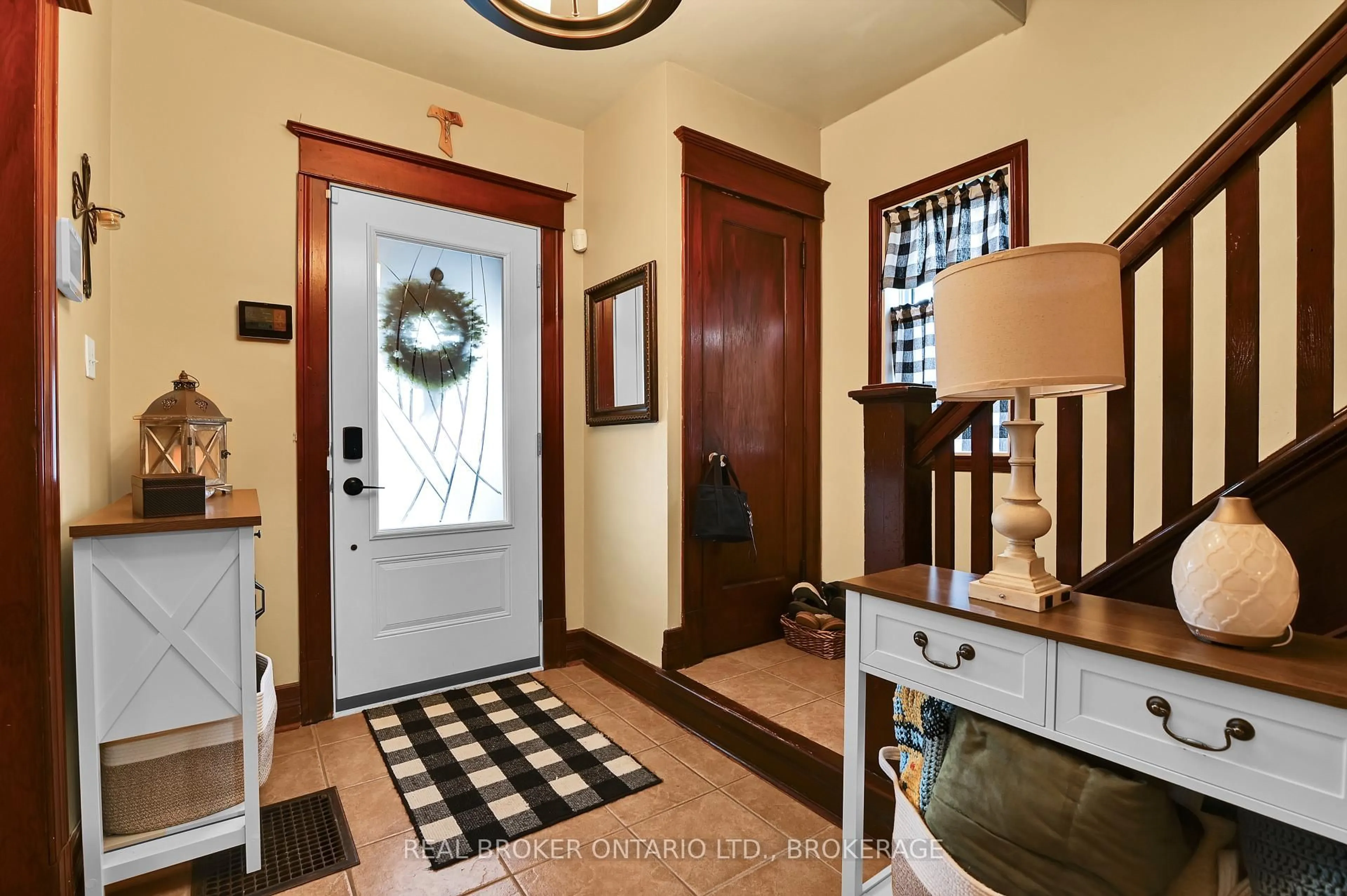 Indoor entryway for 214 Fourth St, Cornwall Ontario K6J 2S1