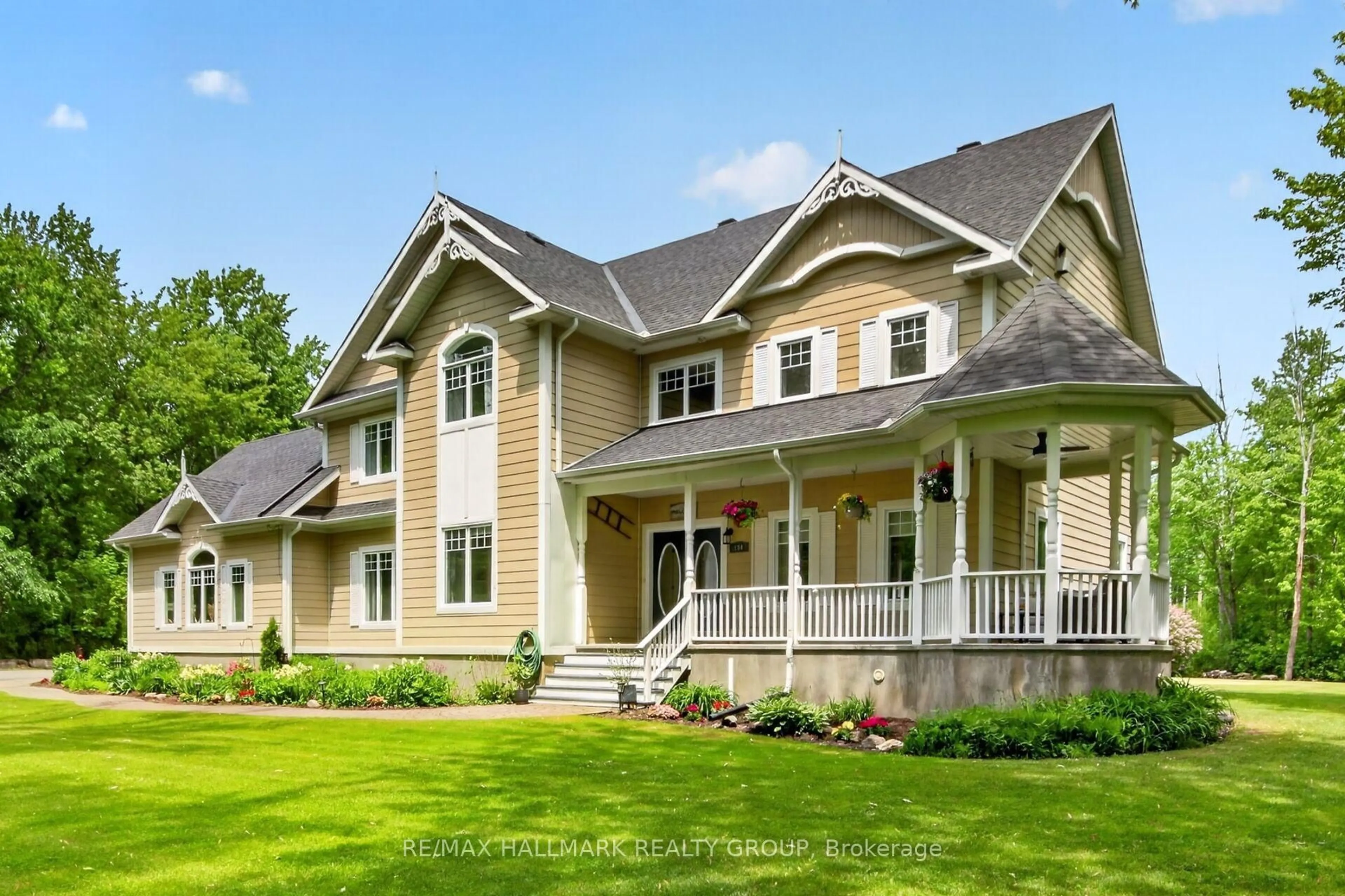 Home with vinyl exterior material, unknown for 104 Wilbert Cox Dr, Carp Ontario K0A 1L0