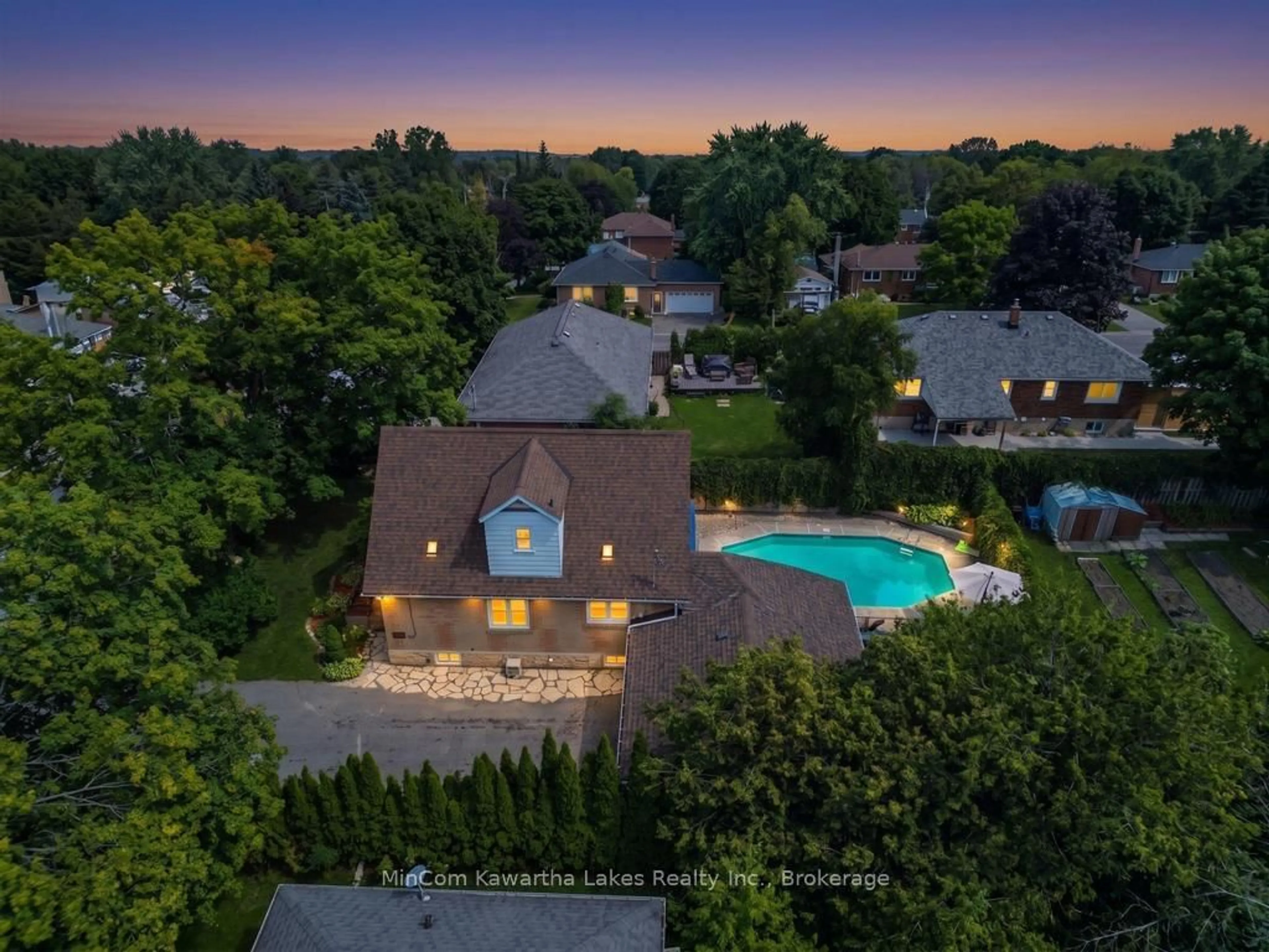 A pic from outside/outdoor area/front of a property/back of a property/a pic from drone, unknown for 263 Bennet St, Peterborough Ontario K9H 5B8