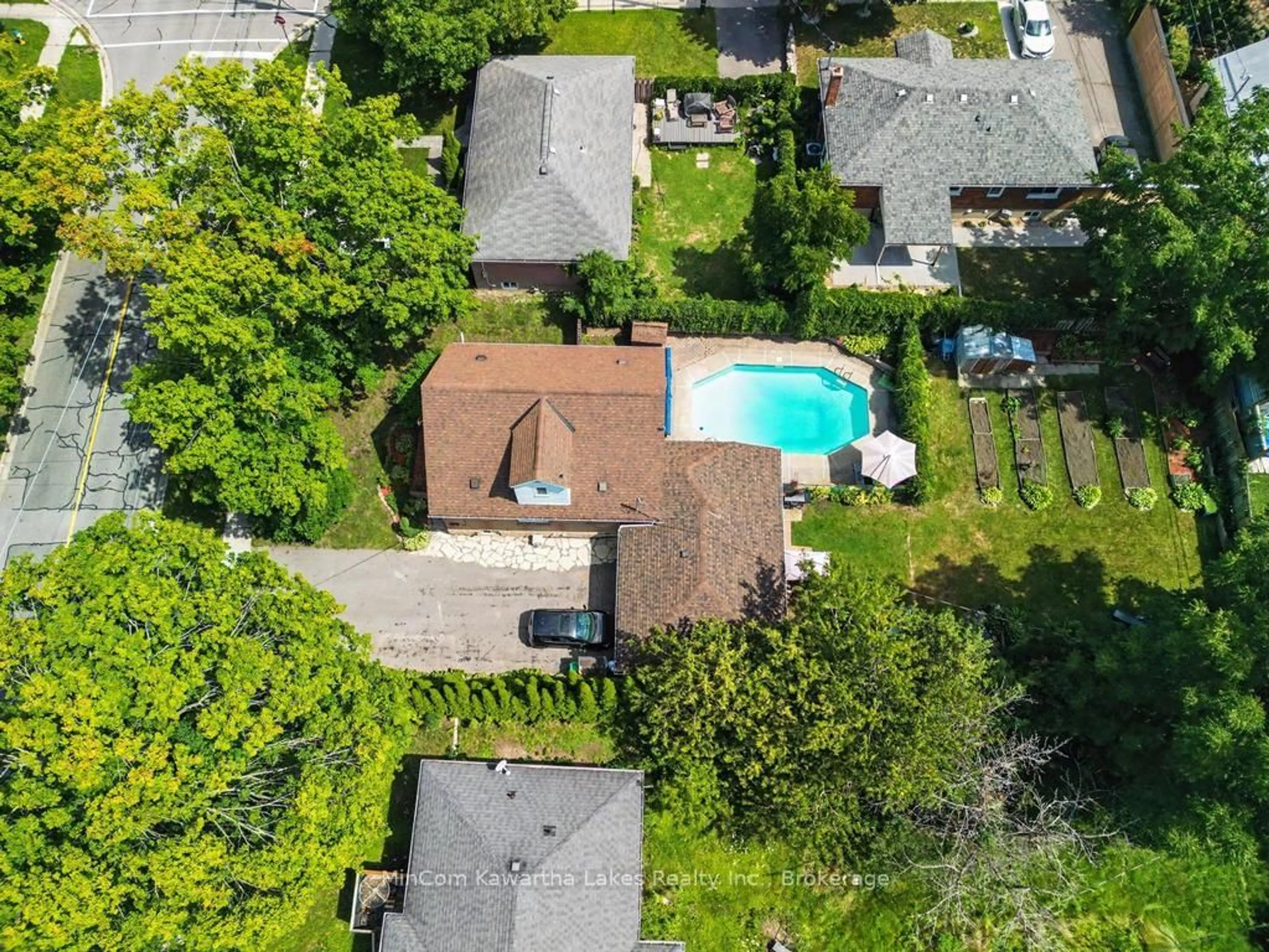 A pic from outside/outdoor area/front of a property/back of a property/a pic from drone, street for 263 Bennet St, Peterborough Ontario K9H 5B8