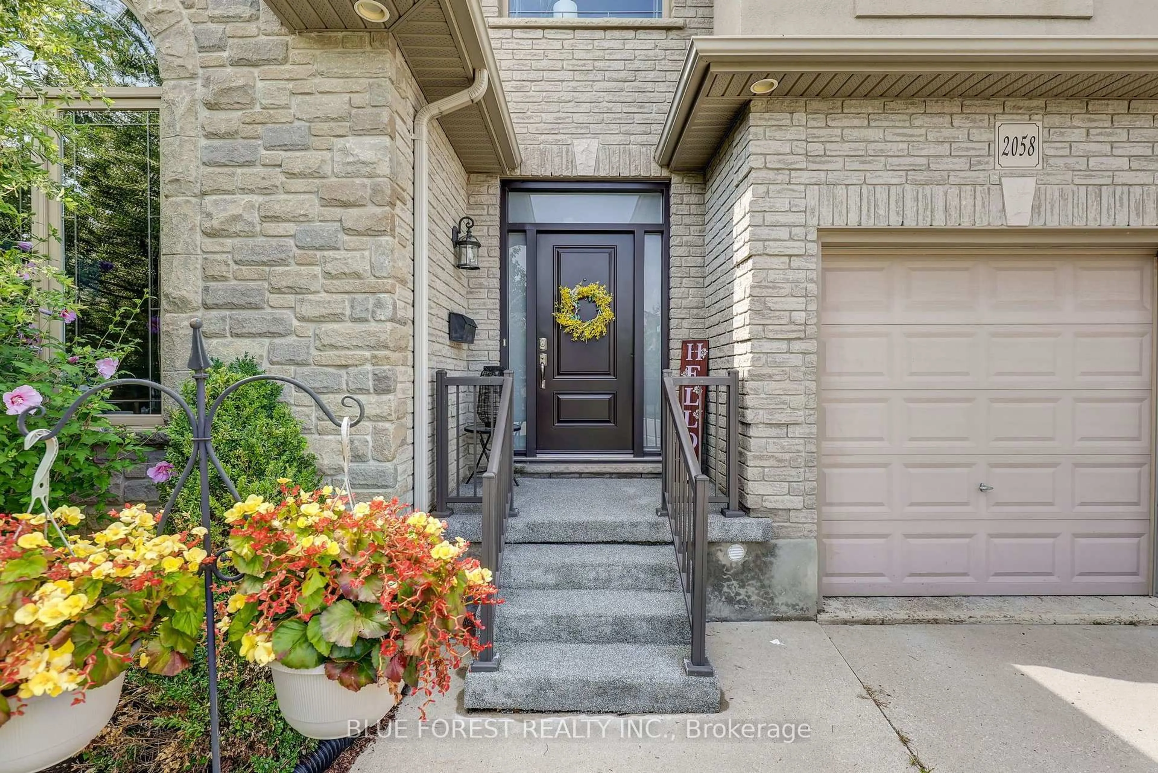 Indoor entryway for 2058 WESTPOINT Hts, London South Ontario N6P 0A3