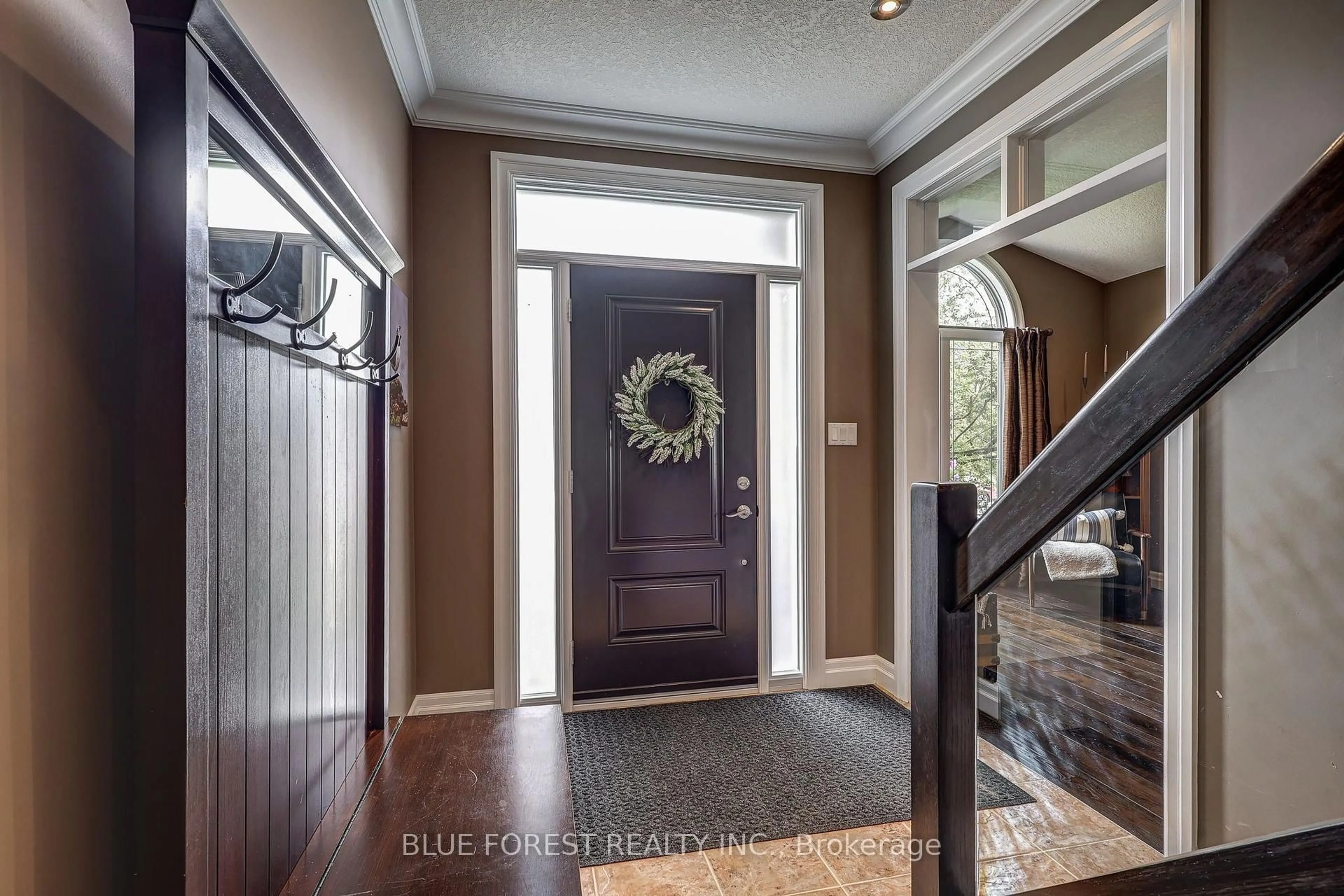 Indoor entryway for 2058 WESTPOINT Hts, London South Ontario N6P 0A3