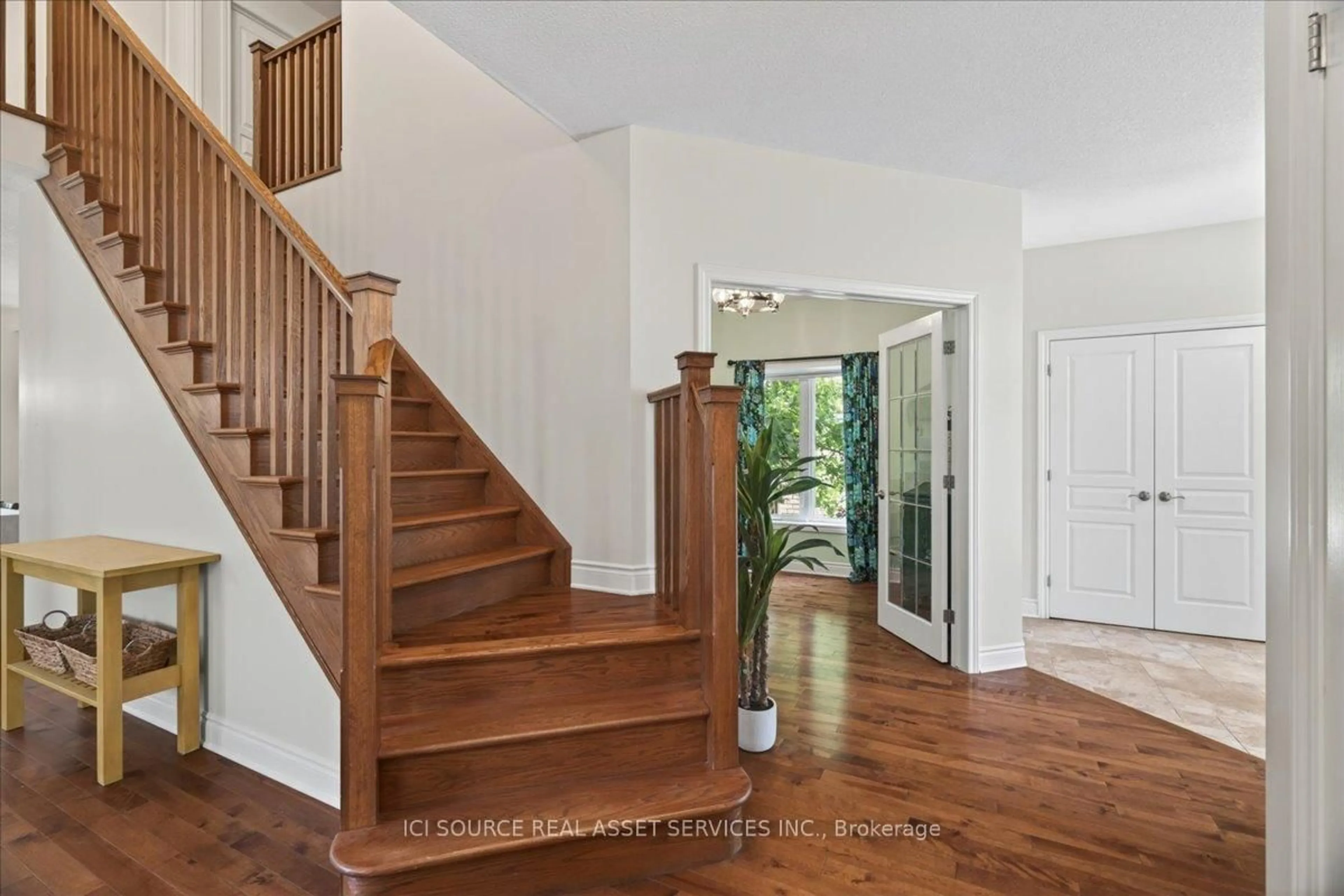 Indoor entryway for 850 Teakwood Lane, London North Ontario N6H 0E5