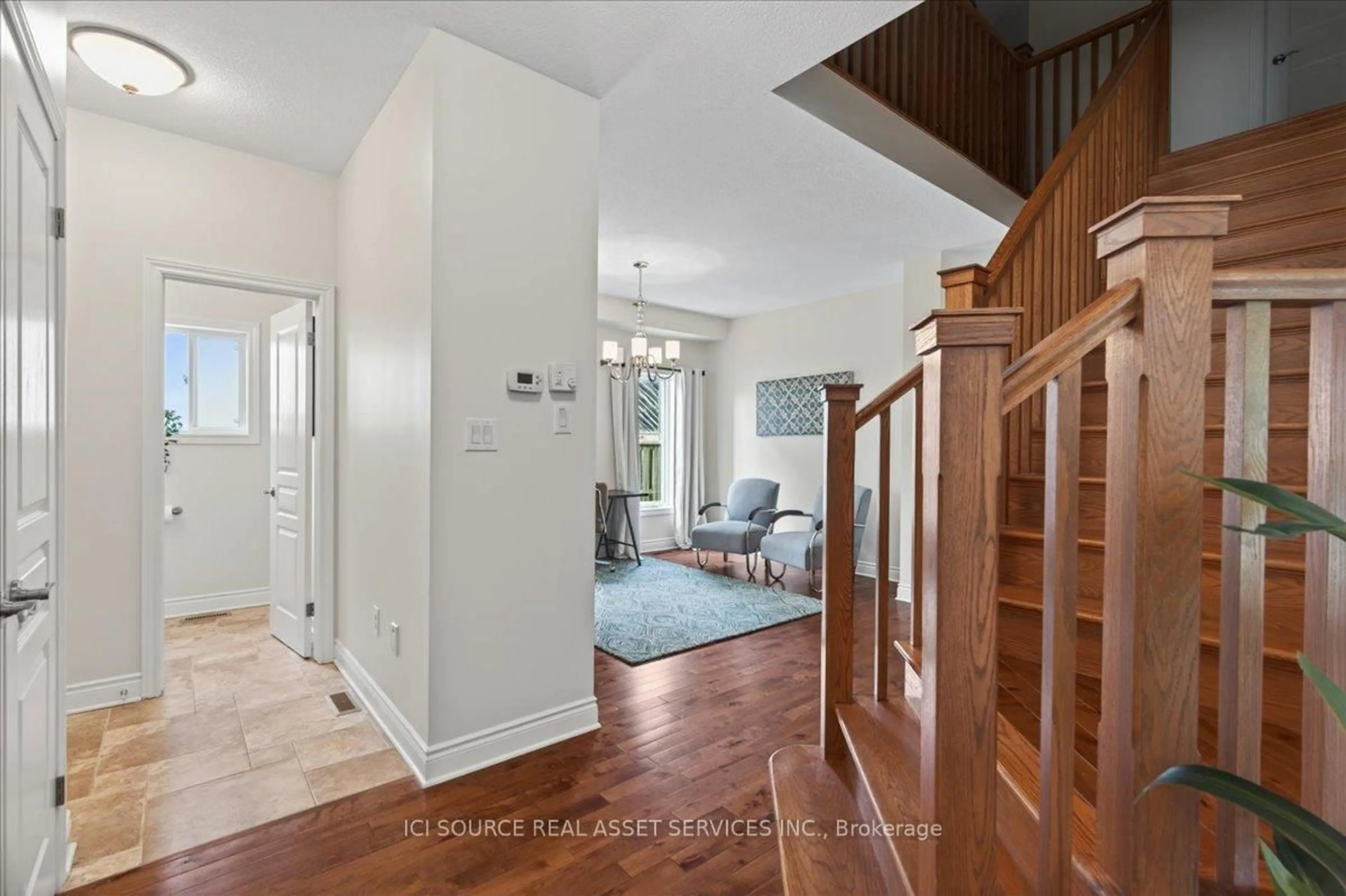 Indoor entryway for 850 Teakwood Lane, London North Ontario N6H 0E5